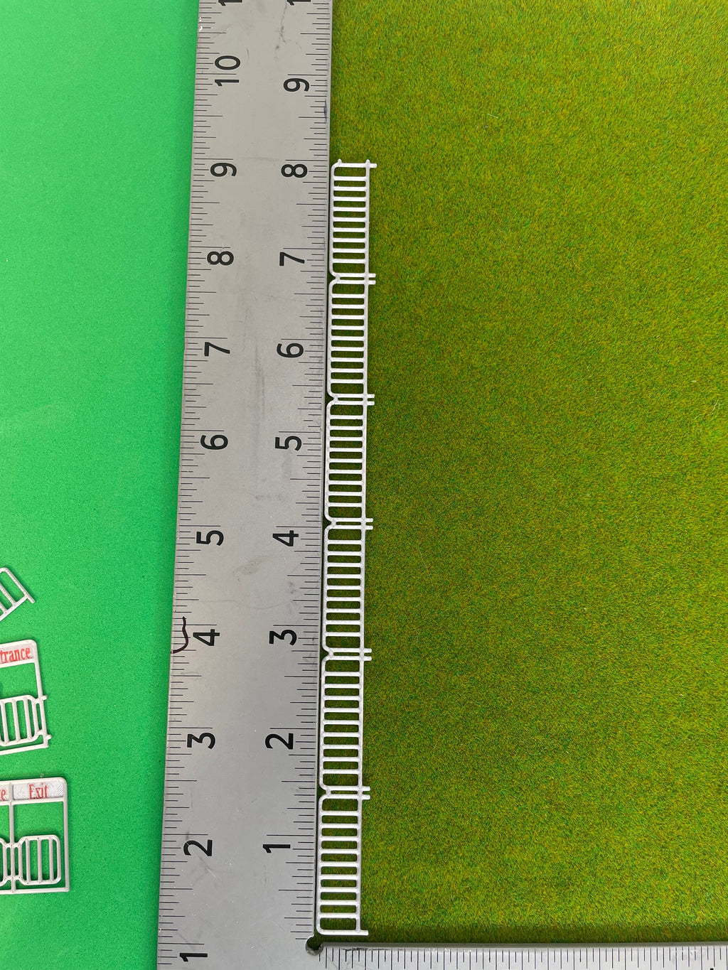 HO Scale fence/gates in color.