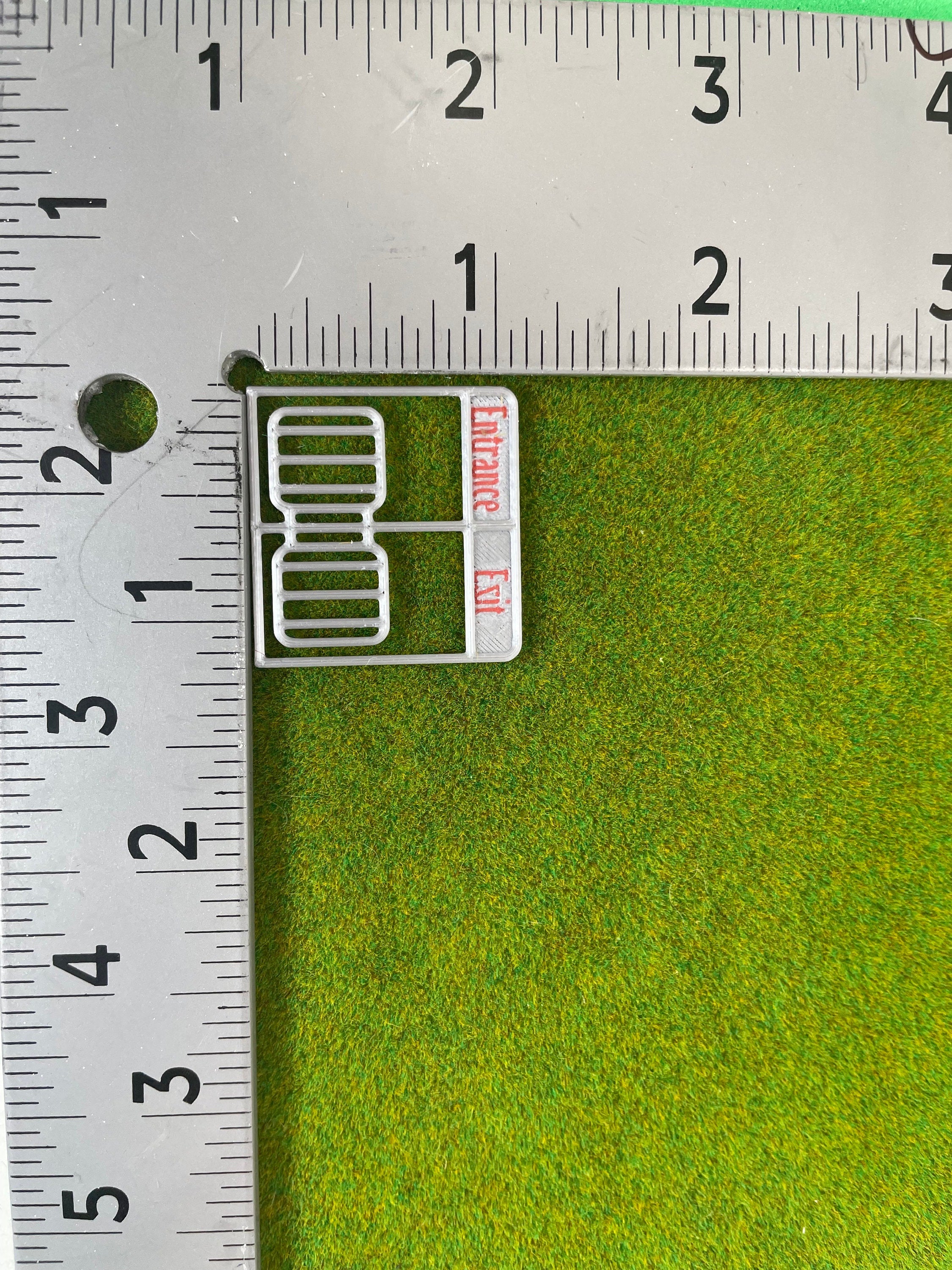 HO Scale fence/gates in color.