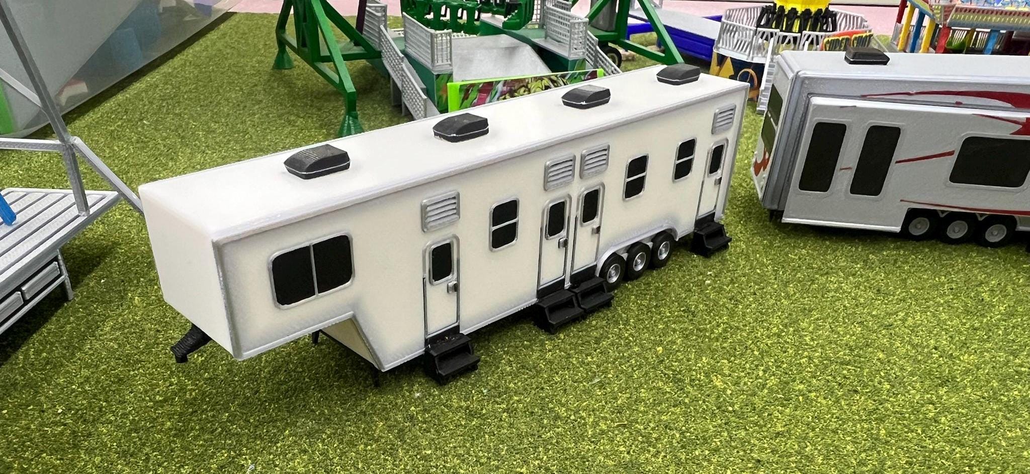 HO Scale 5th Wheel Bunkhouse Trailer