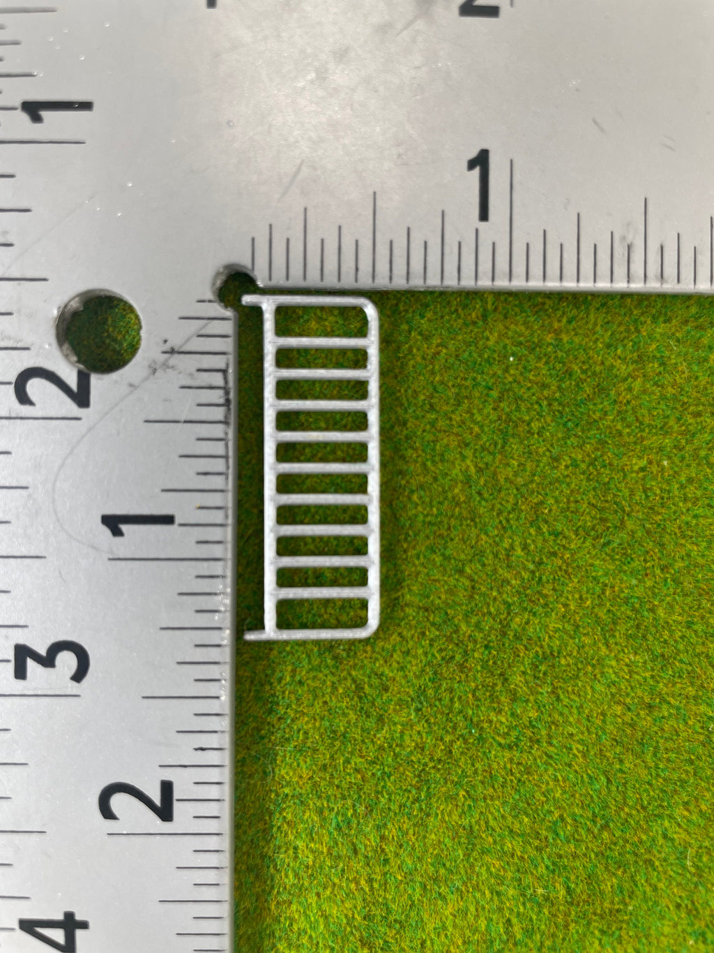 HO Scale fence/gates in color.