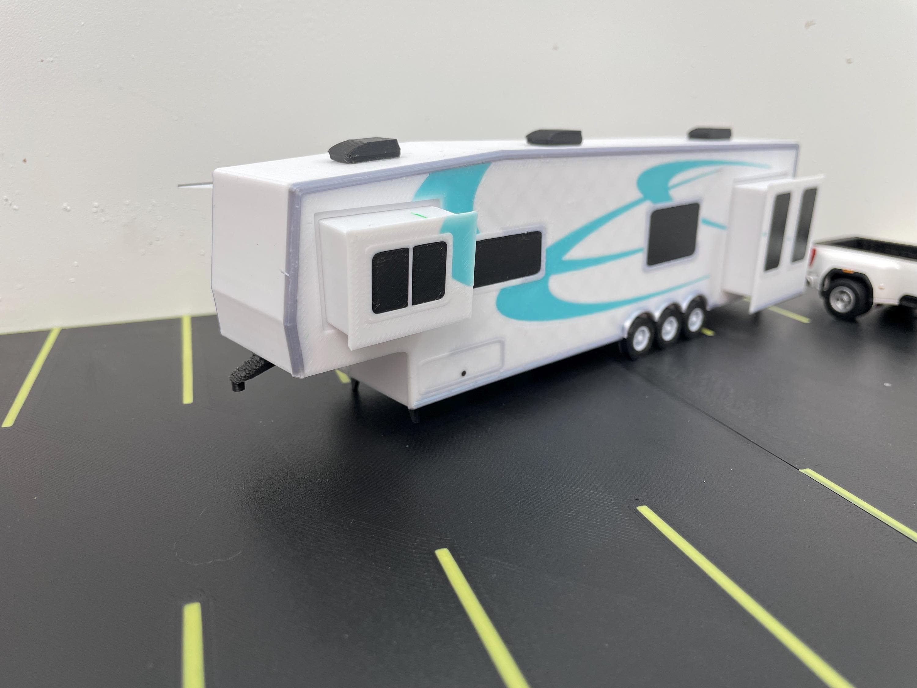 1/64 5th Wheel Camper Trailer for Model Layouts and Dioramas white trailer