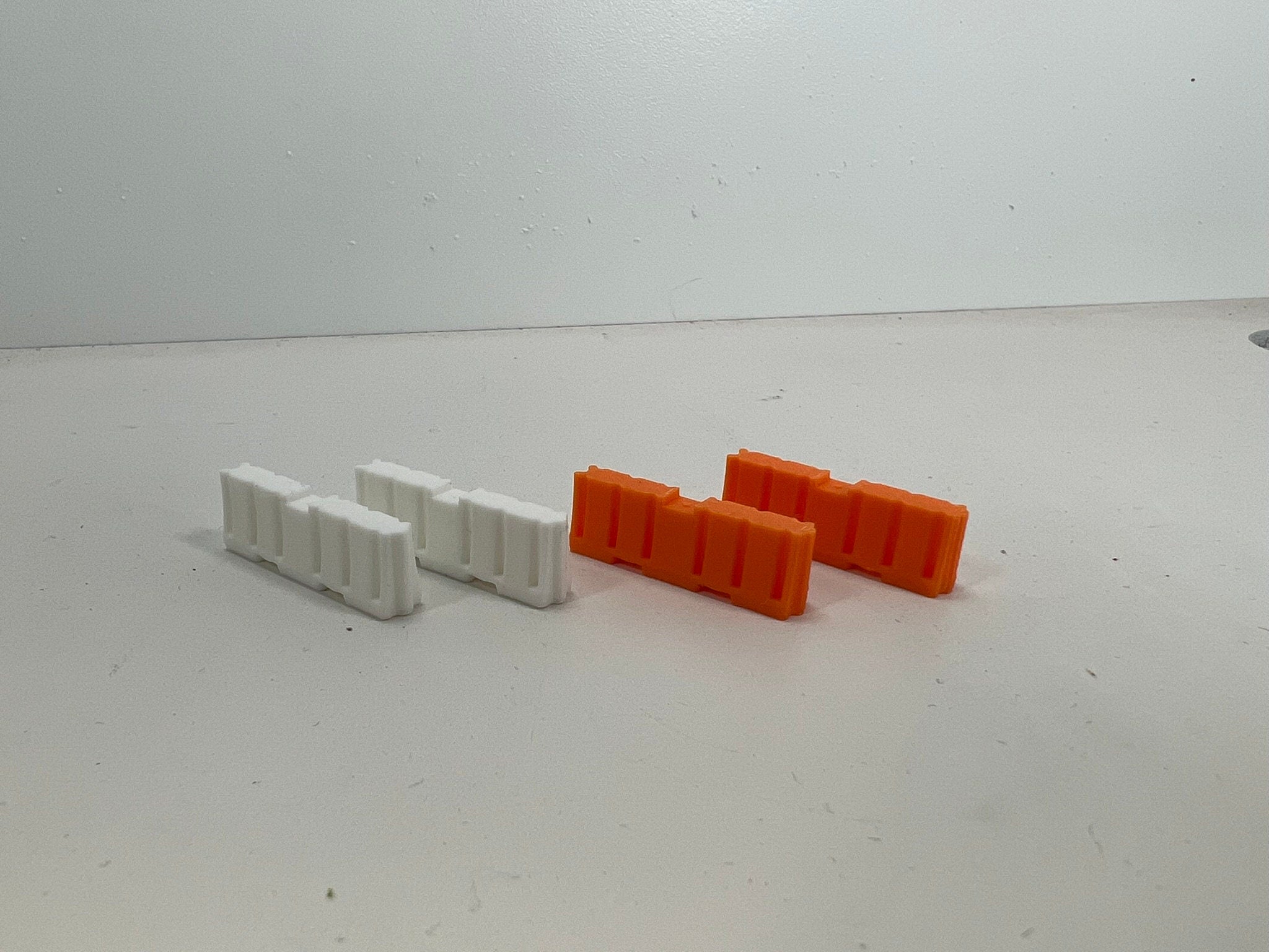 HO Scale Traffic Barrier for Construction Site (4 pack - 2 white & 2 orange)