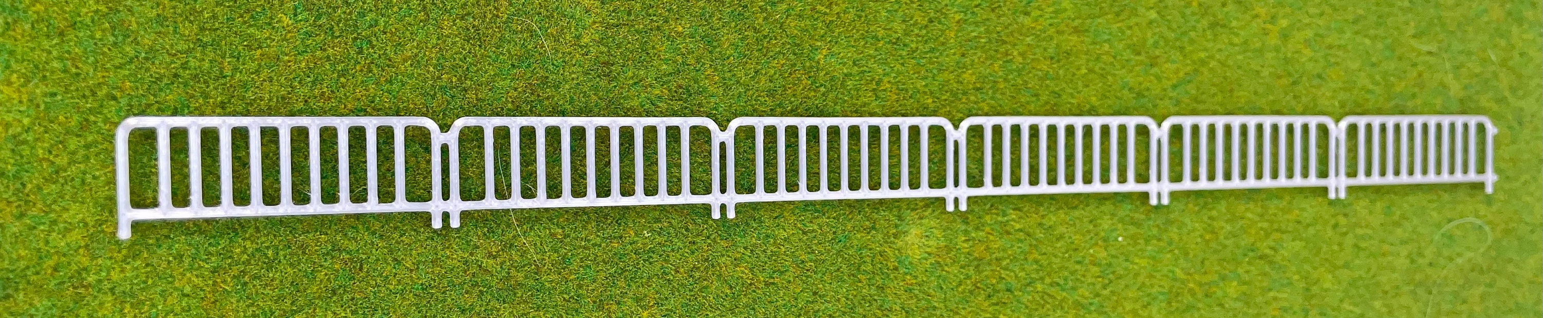 HO Scale fence/gates in color.