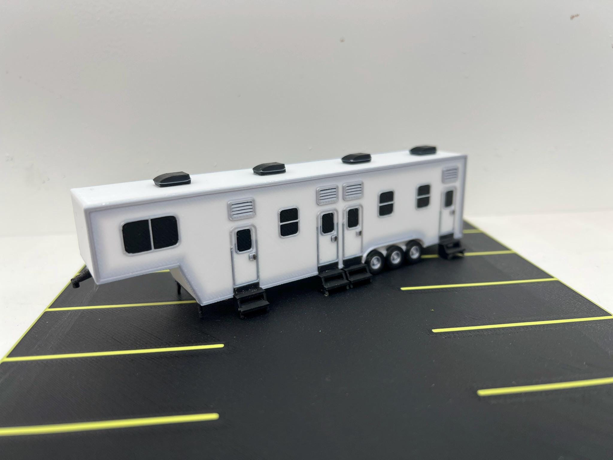 HO Scale 5th Wheel Bunkhouse Trailer