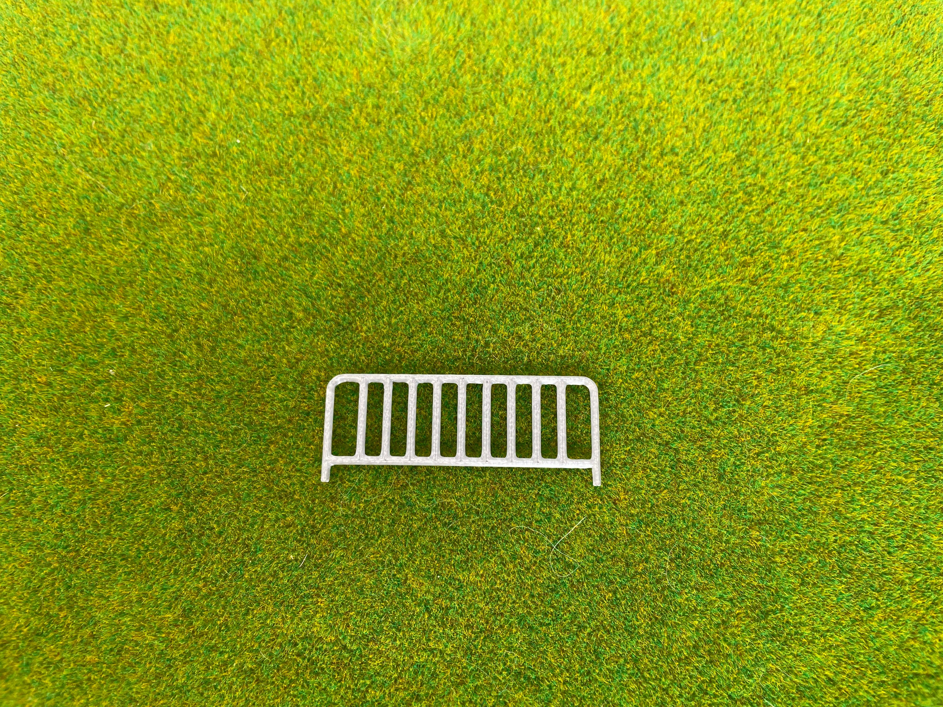 HO Scale fence/gates in color.