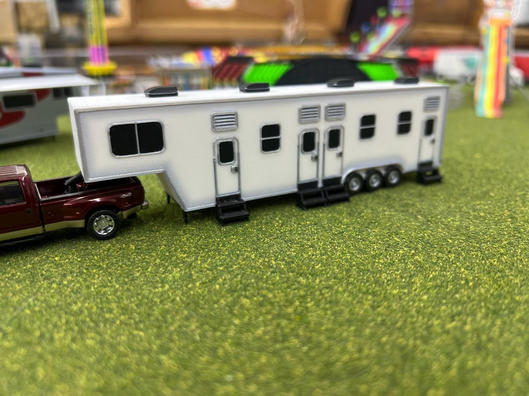 HO Scale 5th Wheel Bunkhouse Trailer