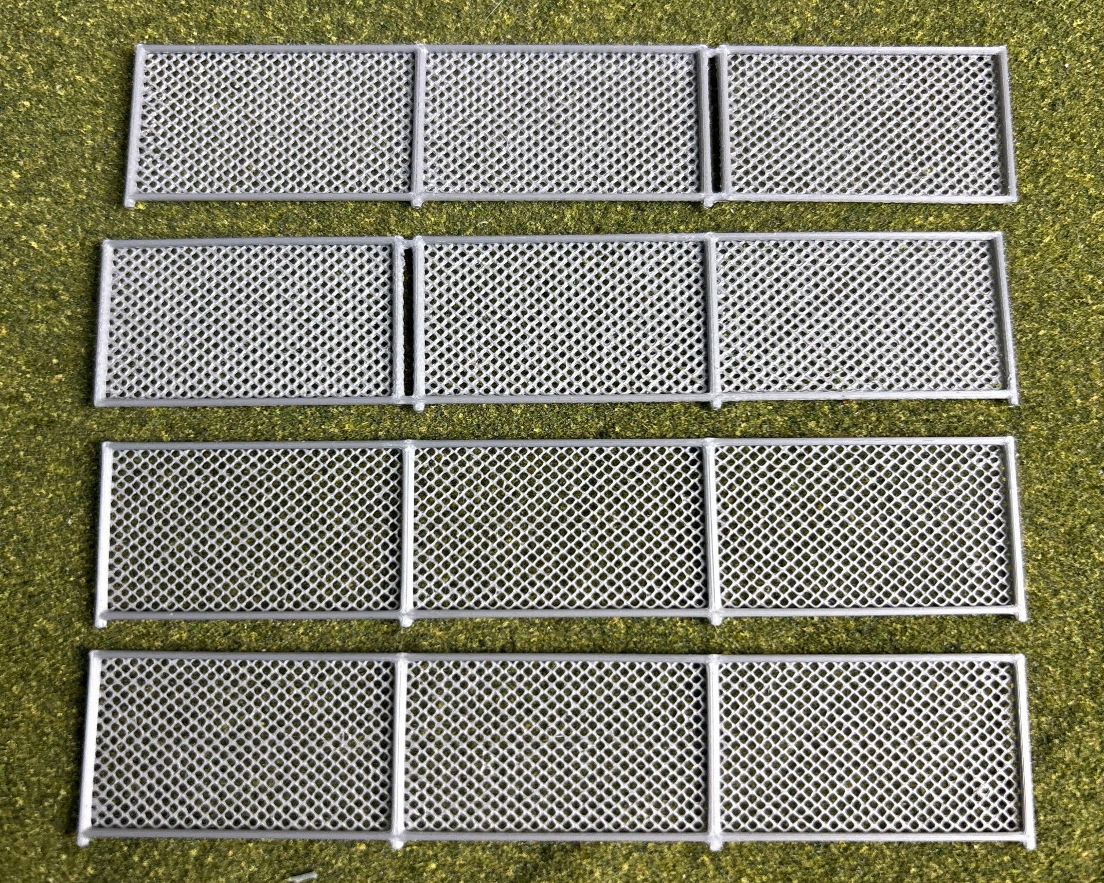 HO Scale chain link fence & gates (3.5"x1") (4 pack - 2 fence & 2 gates or 4 fence)