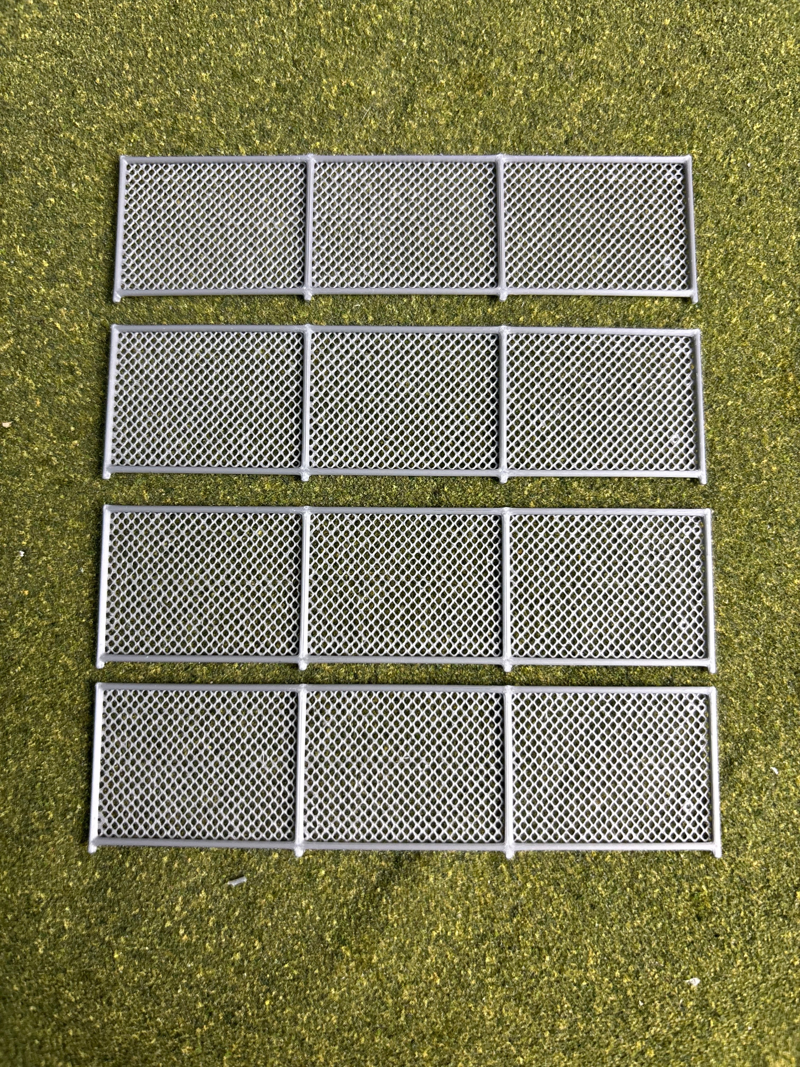 HO Scale chain link fence & gates (3.5"x1") (4 pack - 2 fence & 2 gates or 4 fence)