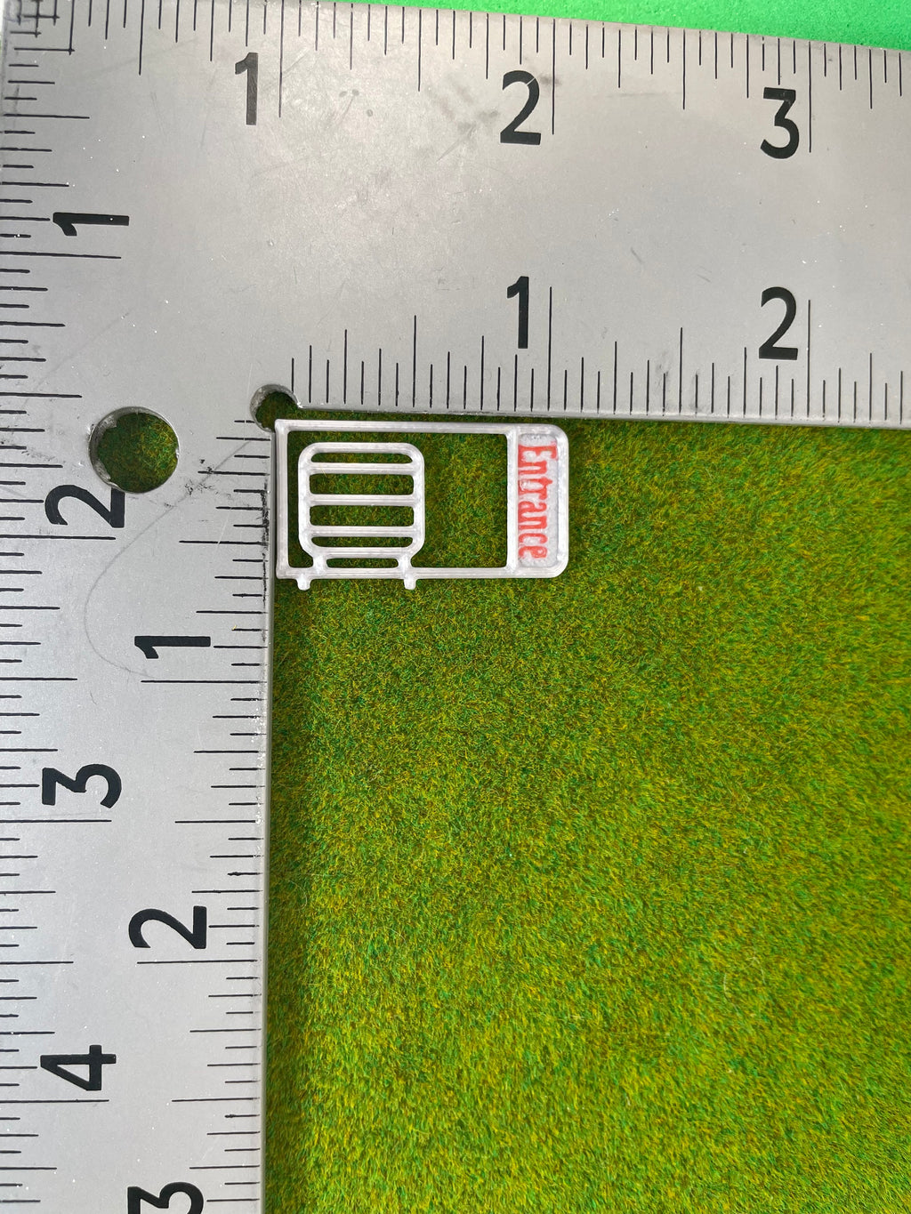 HO Scale fence/gates in color.