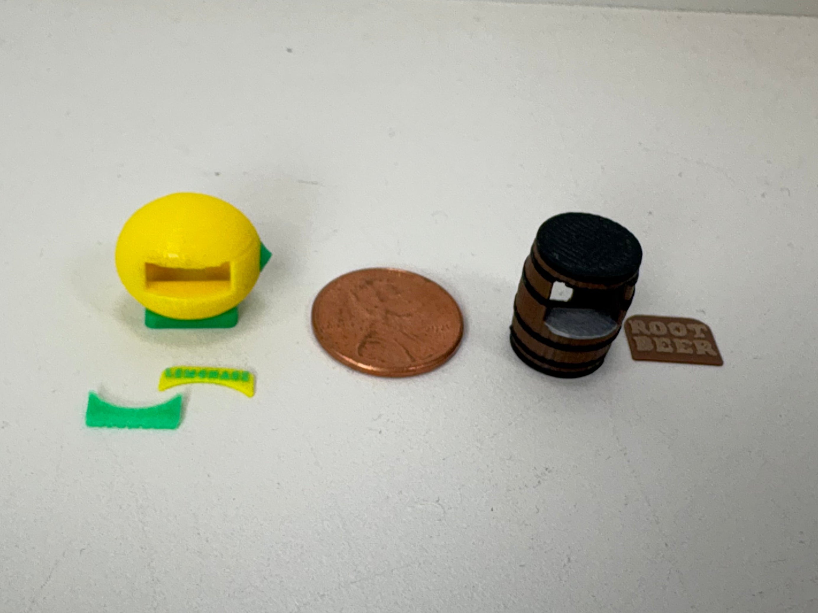 N Scale Root Beer & Lemonade Stands (2 pack, one of each)