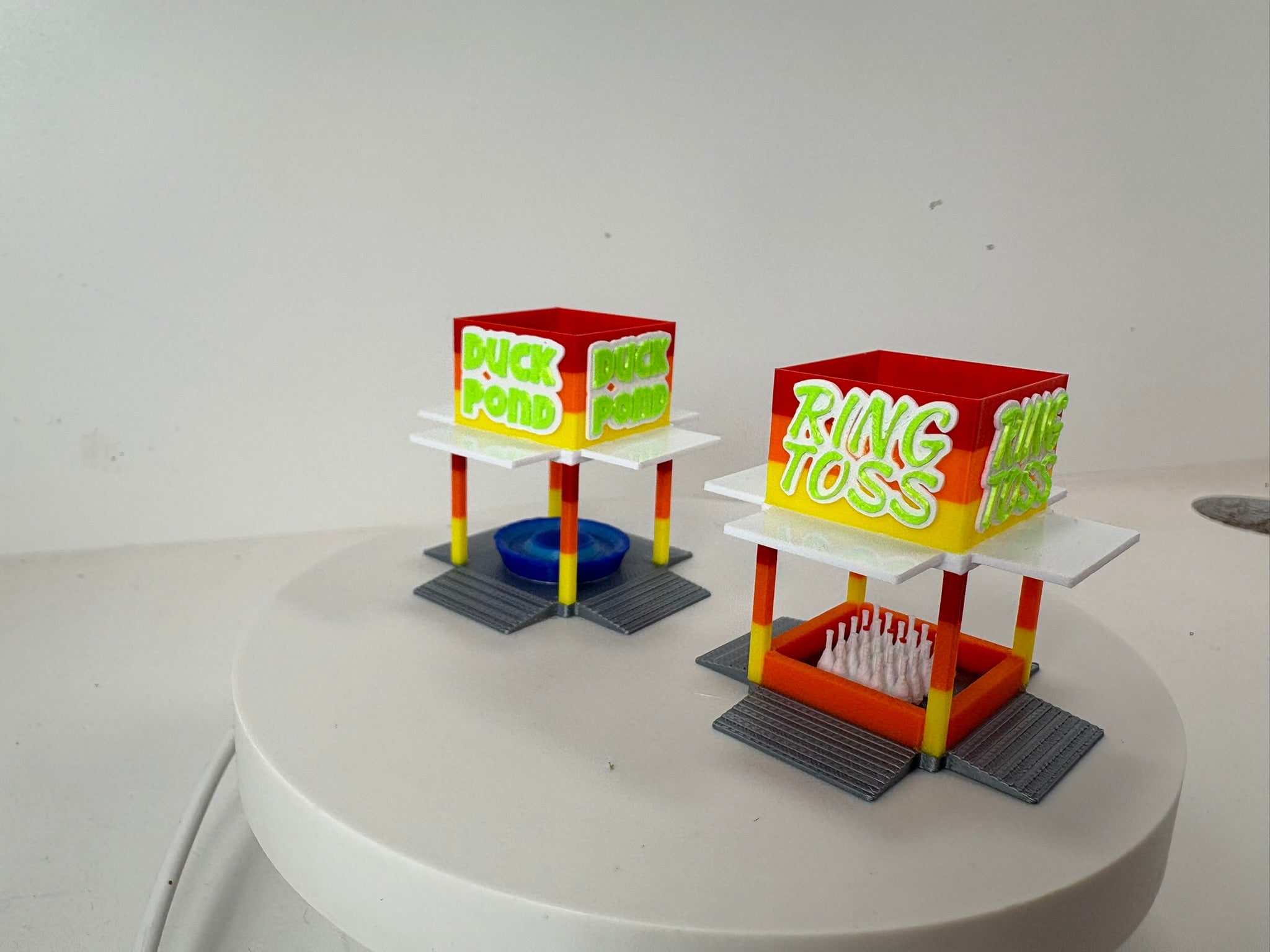 HO Scale Duck Pond/Ring Toss Game Booth (blue or orange) 1/87