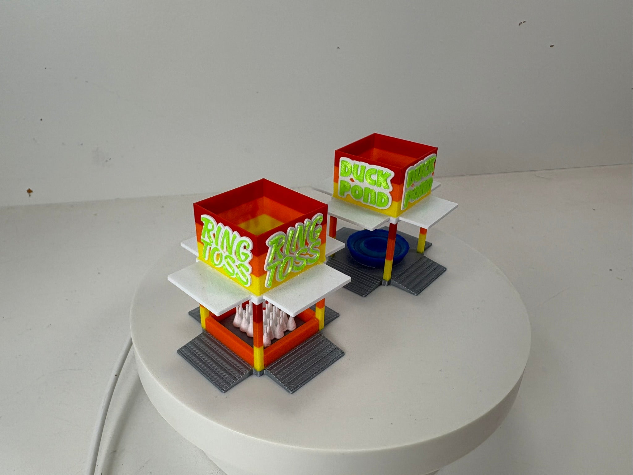 HO Scale Duck Pond/Ring Toss Game Booth (blue or orange) 1/87