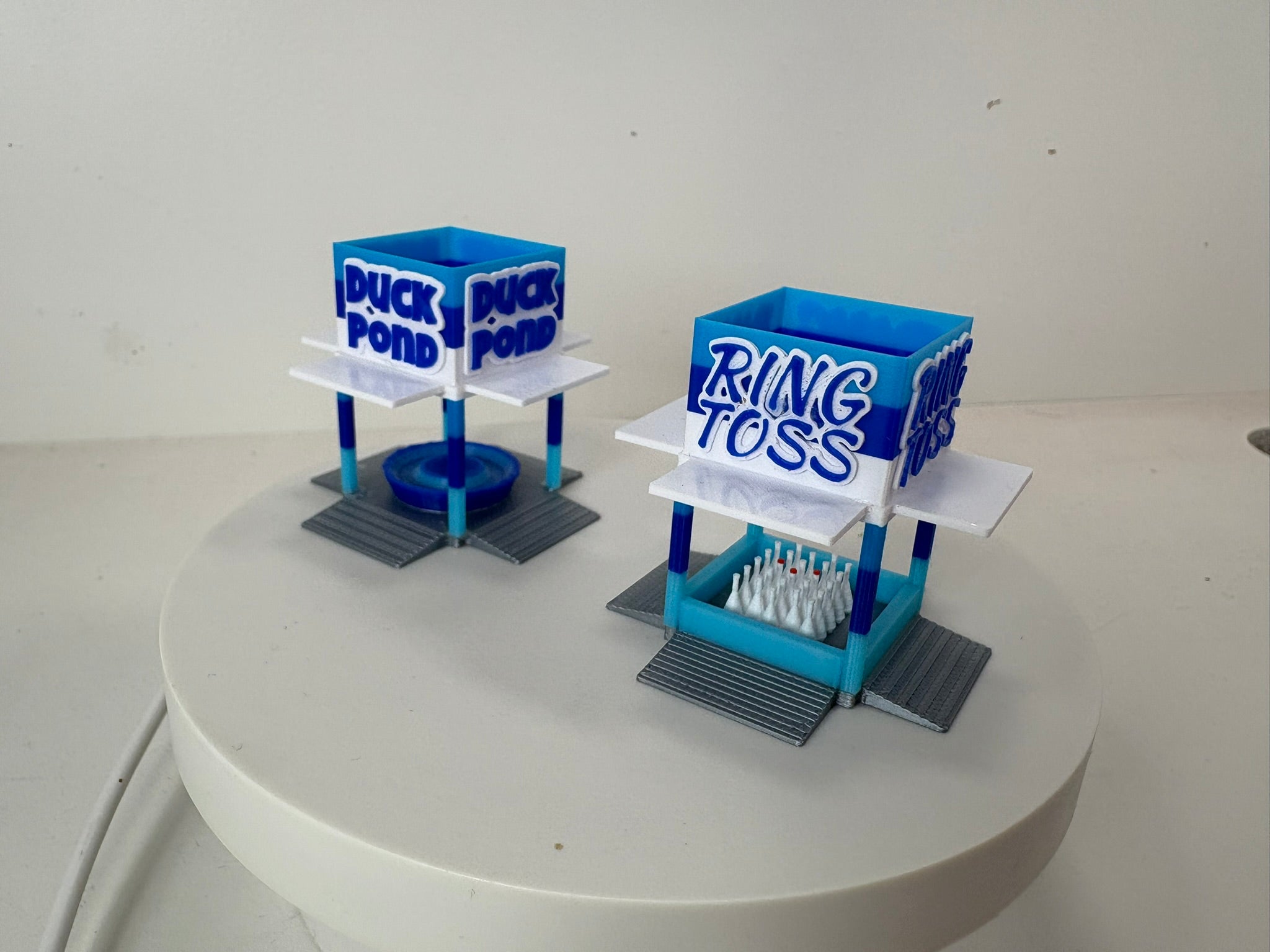 HO Scale Duck Pond/Ring Toss Game Booth (blue or orange) 1/87