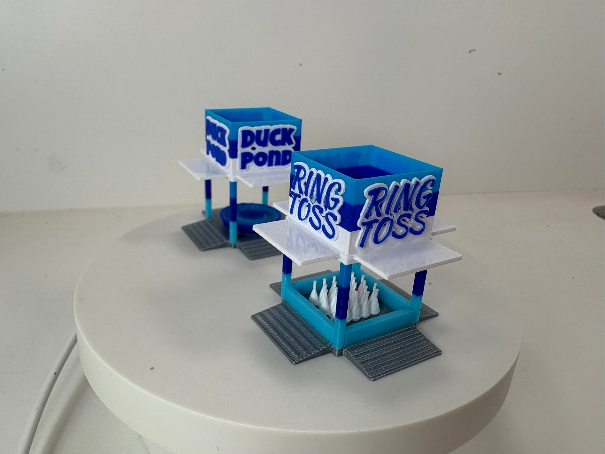 HO Scale Duck Pond/Ring Toss Game Booth (blue or orange) 1/87