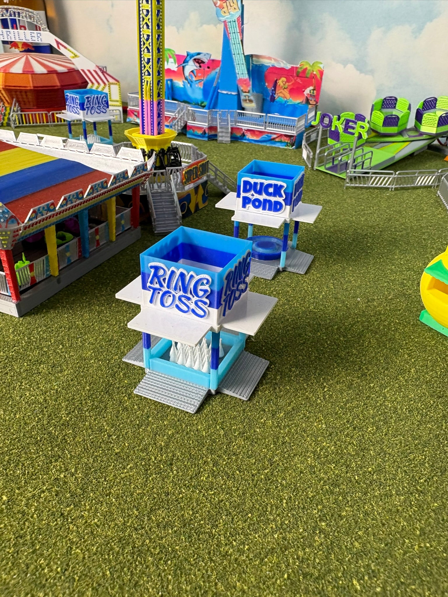 HO Scale Duck Pond/Ring Toss Game Booth (blue or orange) 1/87