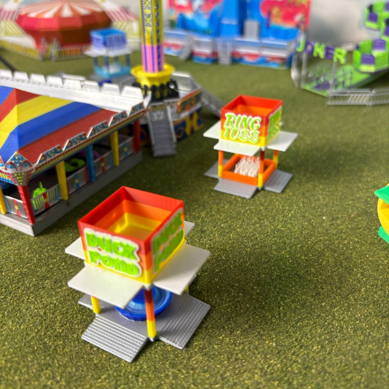 HO Scale Duck Pond/Ring Toss Game Booth (blue or orange) 1/87