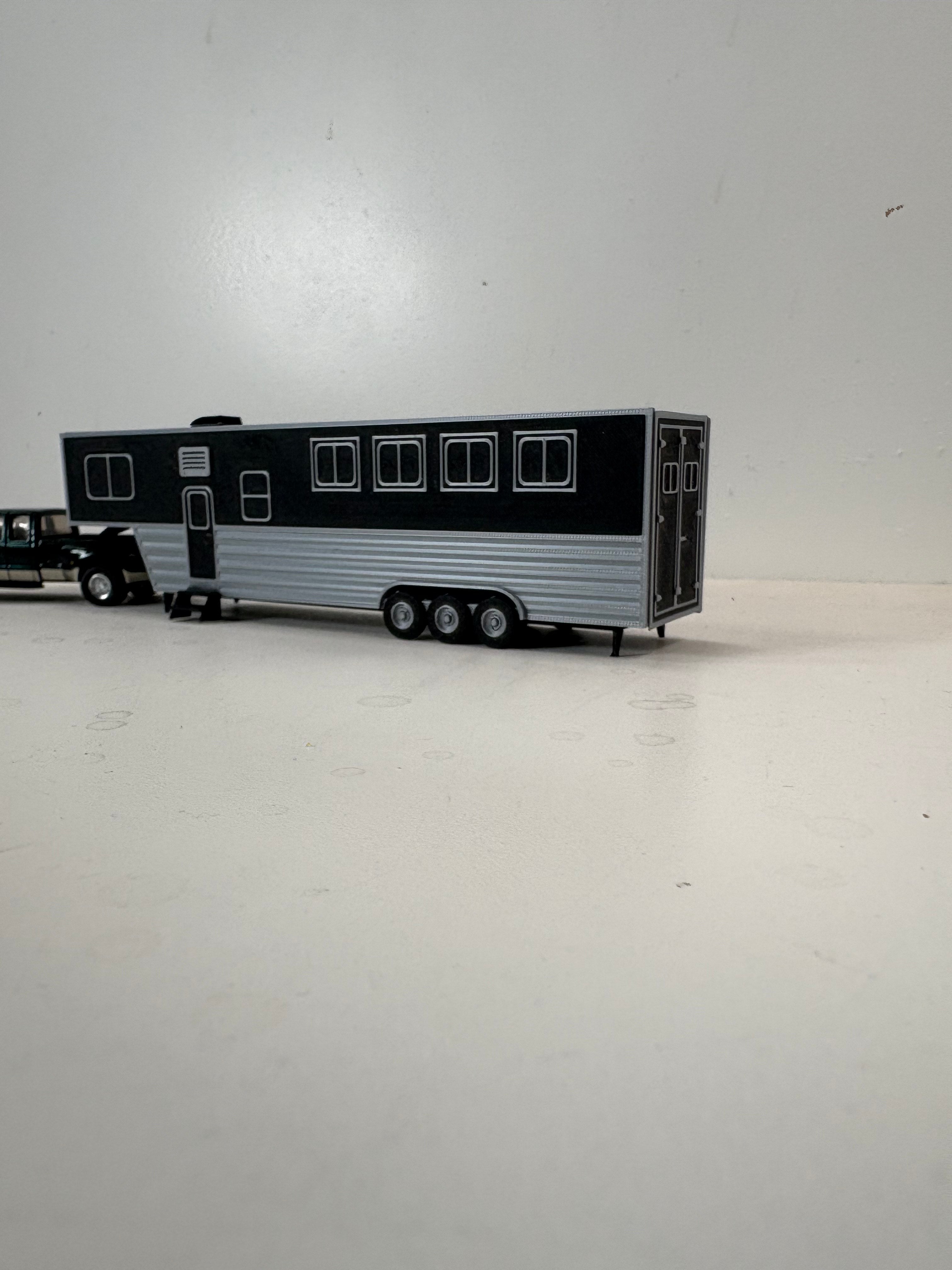 HO Scale Large Horse Trailer (black)
