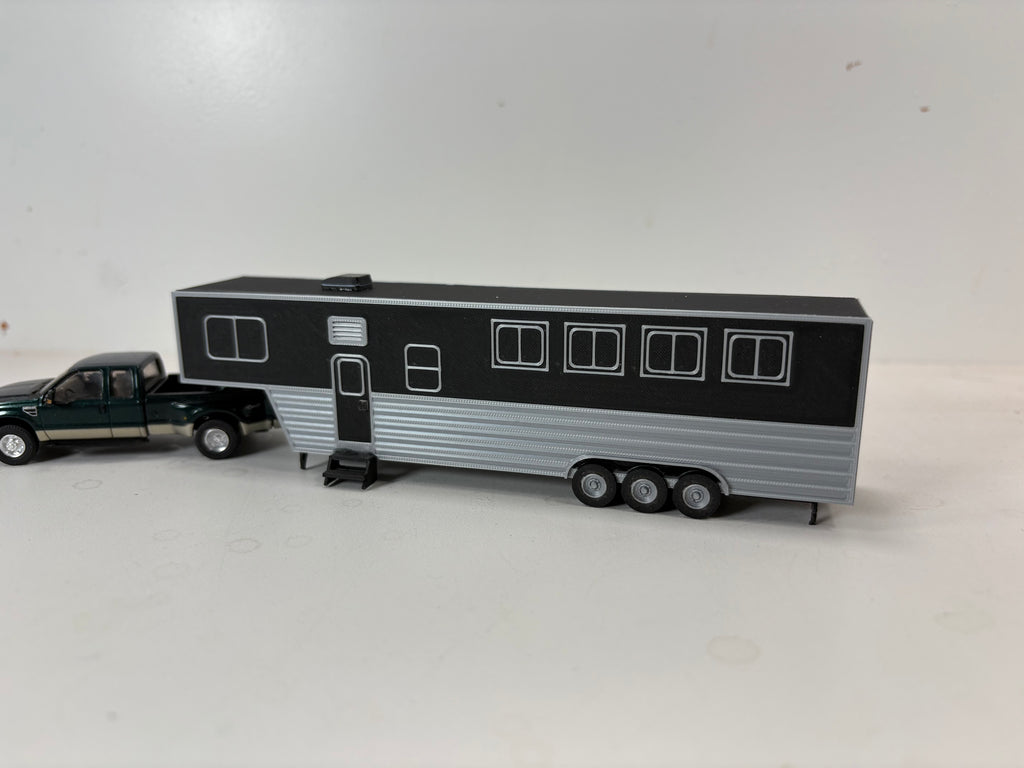 HO Scale Large Horse Trailer (black)