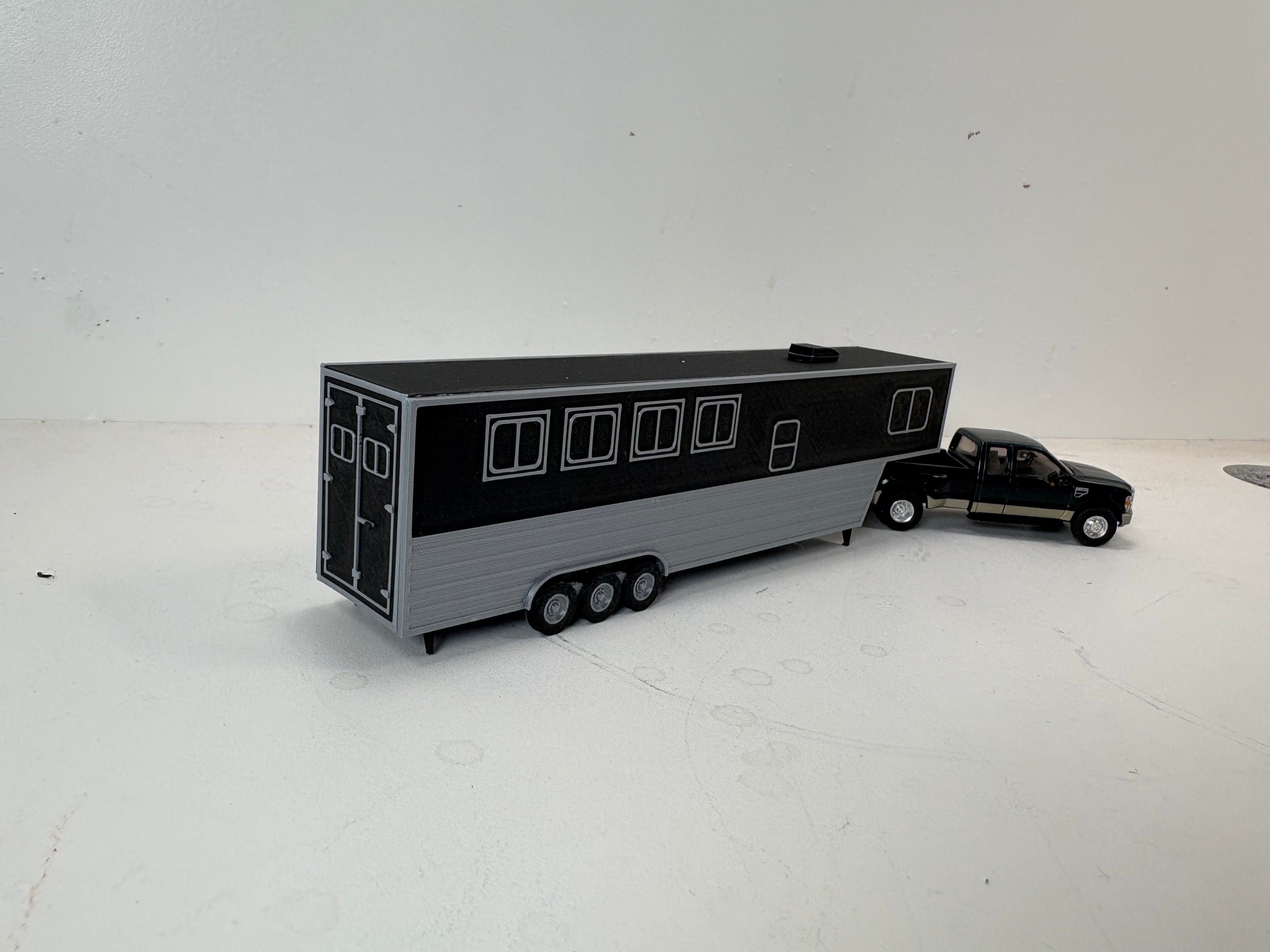 HO Scale Large Horse Trailer (black)