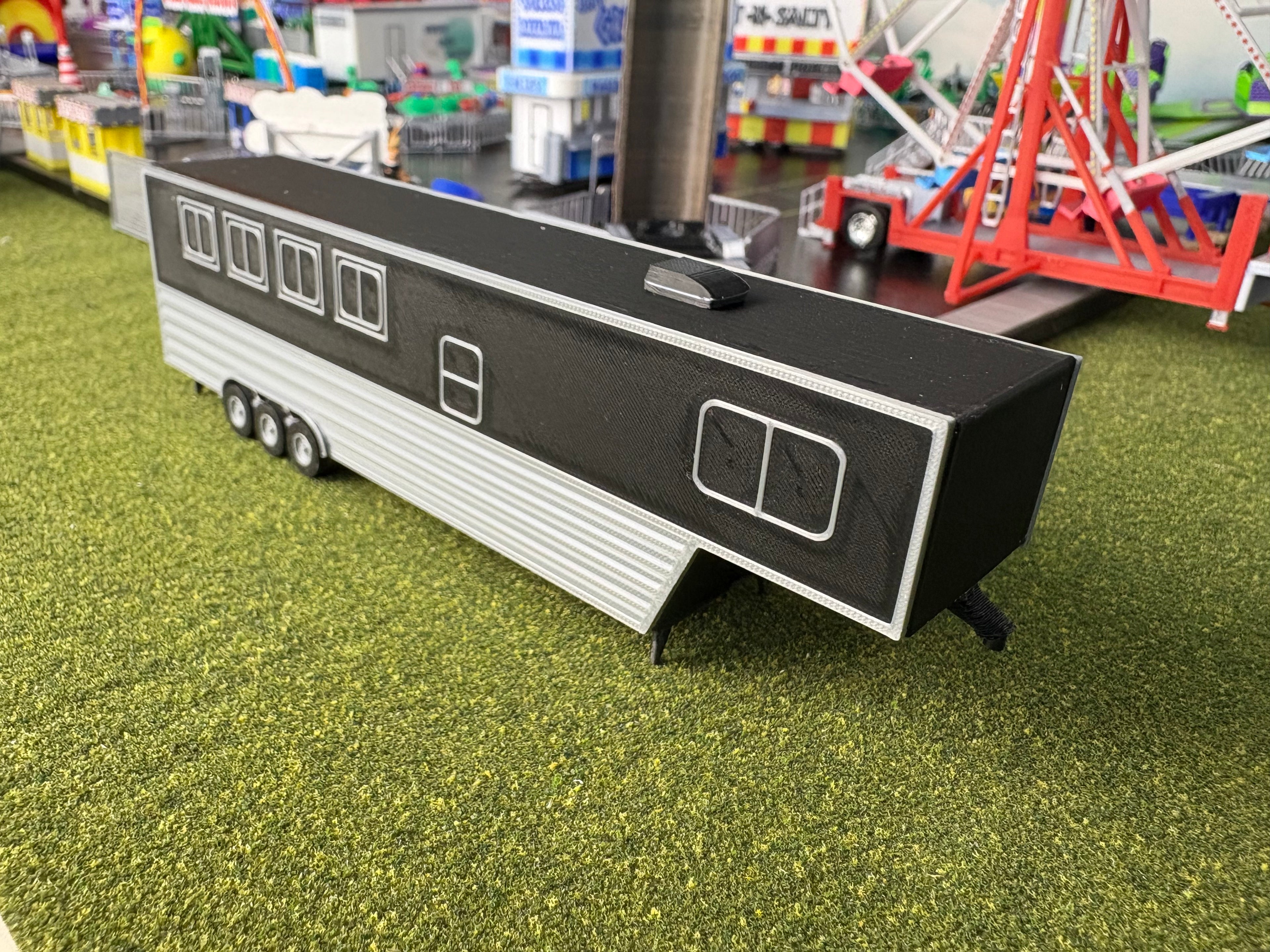 HO Scale Large Horse Trailer (black)