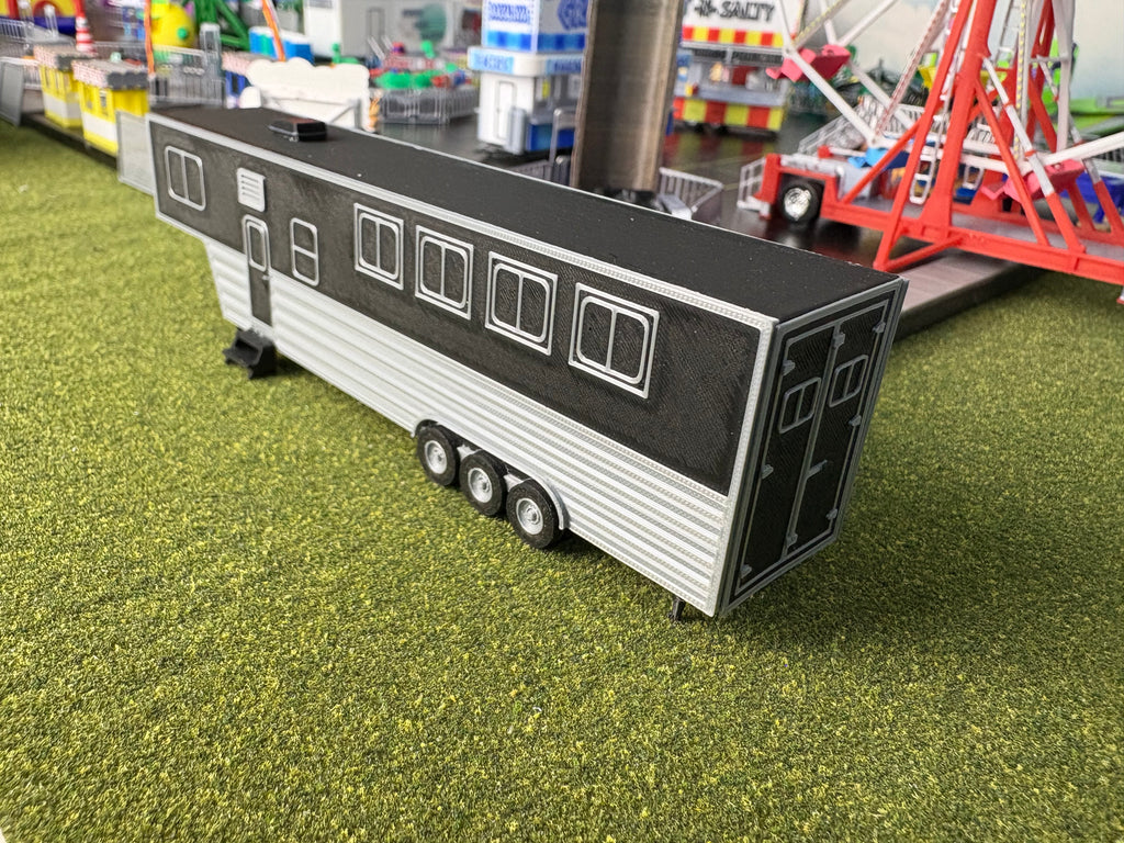 HO Scale Large Horse Trailer (black)