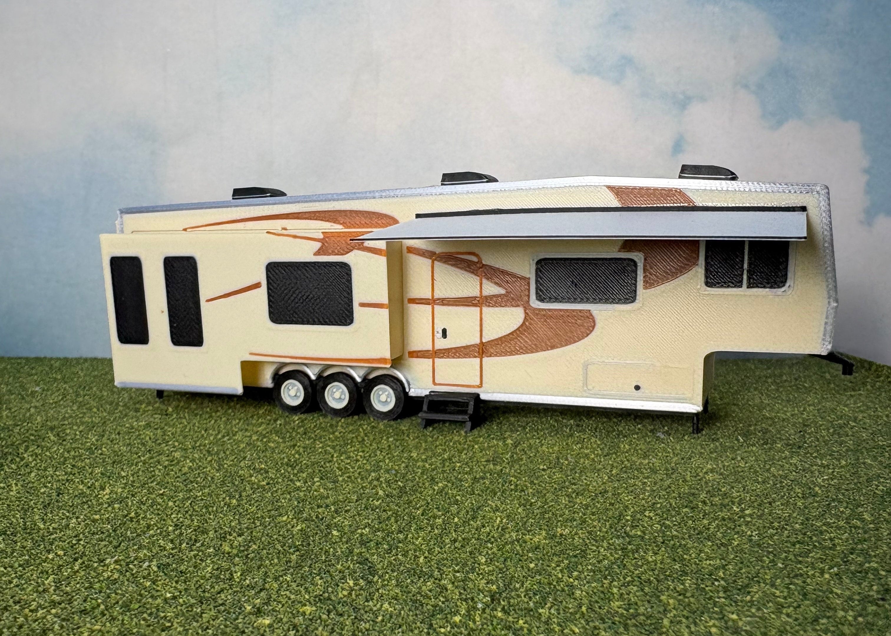 HO Scale 5th Wheel Camper Trailer Kit (tan in color)