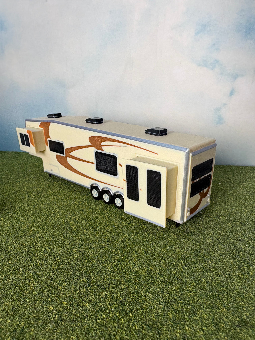 HO Scale 5th Wheel Camper Trailer Kit (tan in color)
