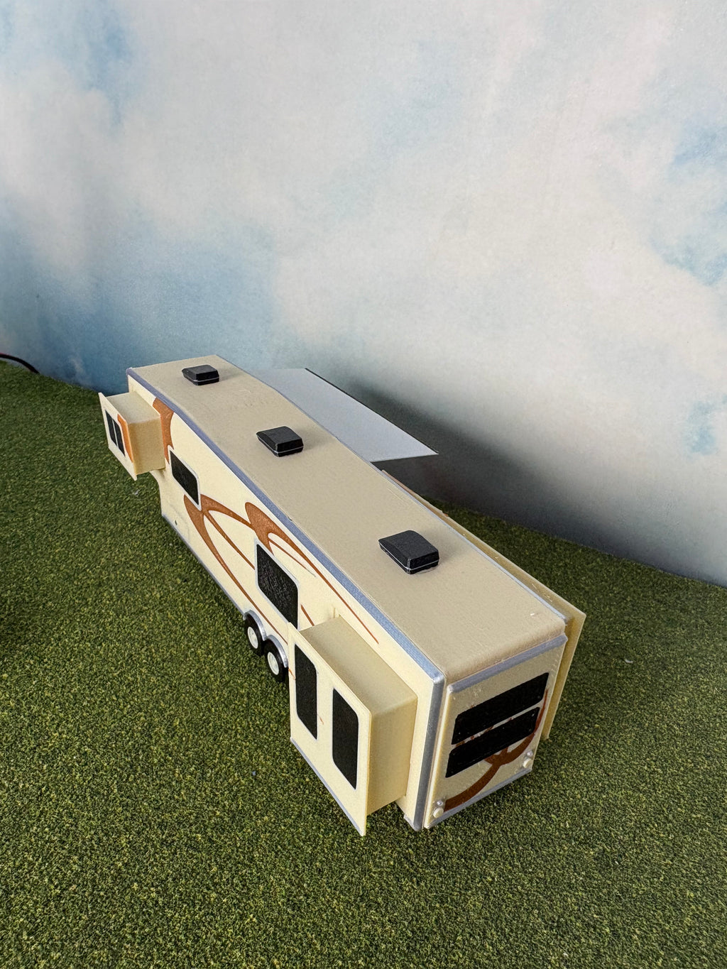 HO Scale 5th Wheel Camper Trailer Kit (tan in color)
