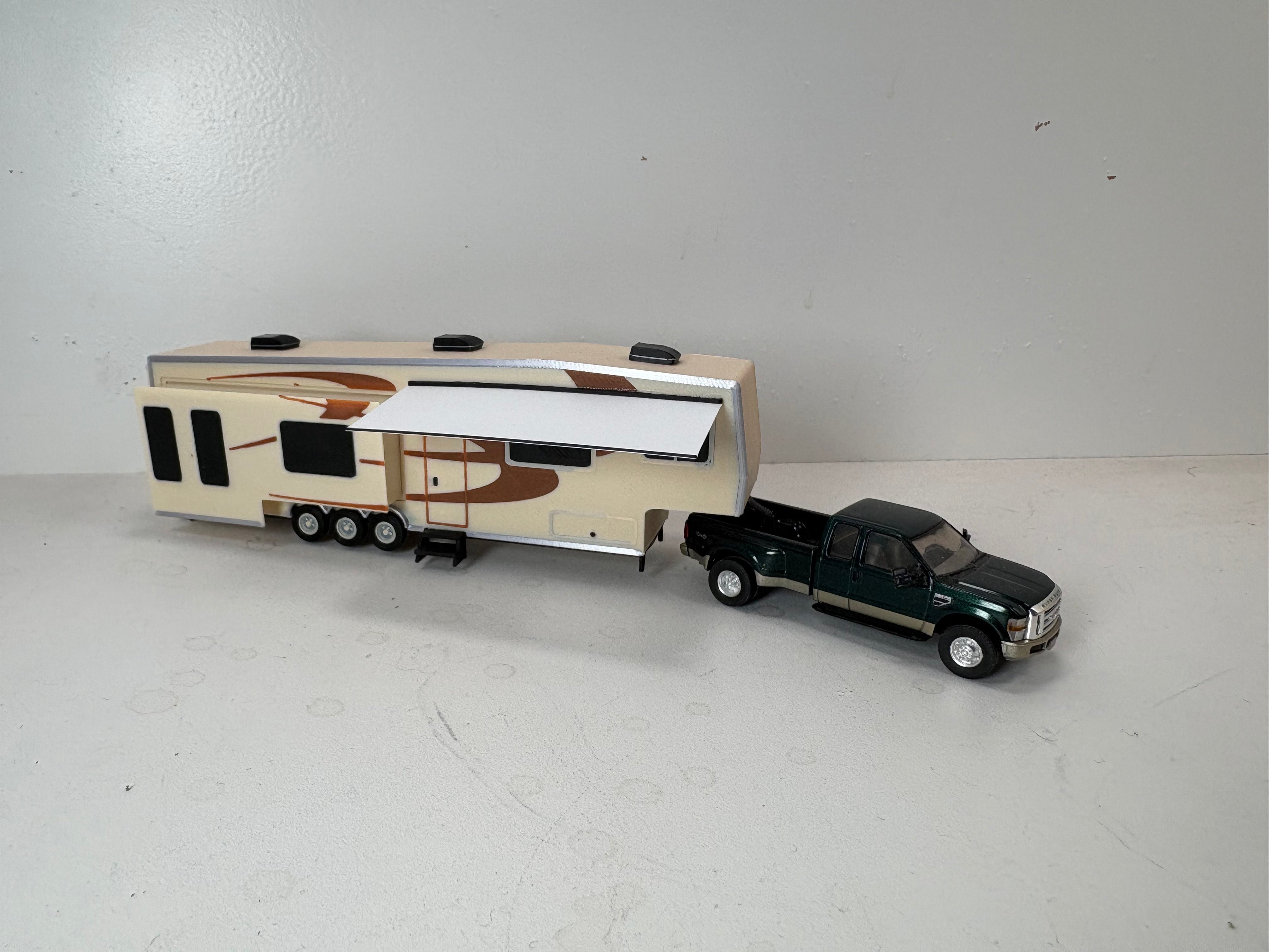 HO Scale 5th Wheel Camper Trailer Kit (tan in color)
