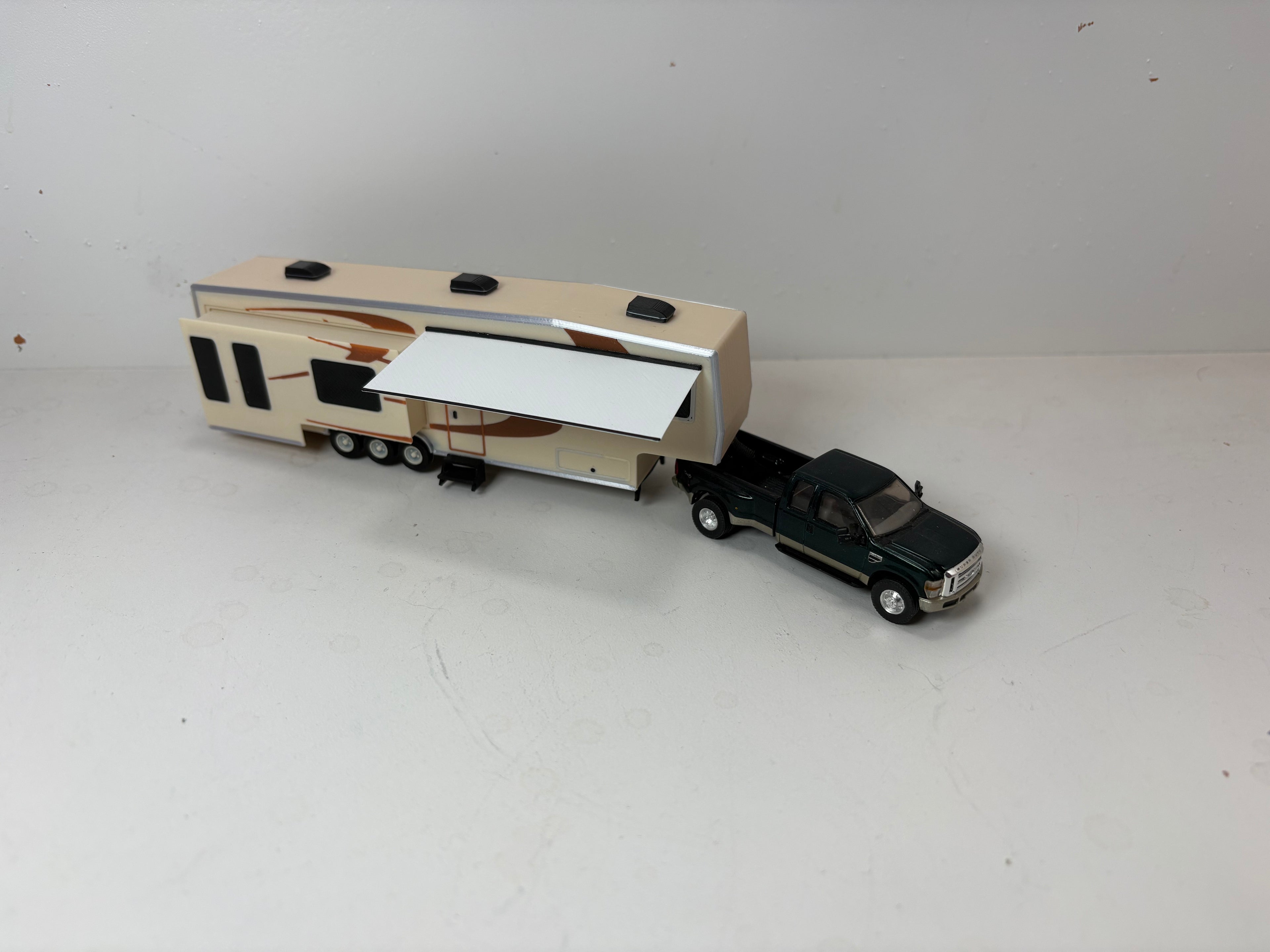 HO Scale 5th Wheel Camper Trailer Kit (tan in color)
