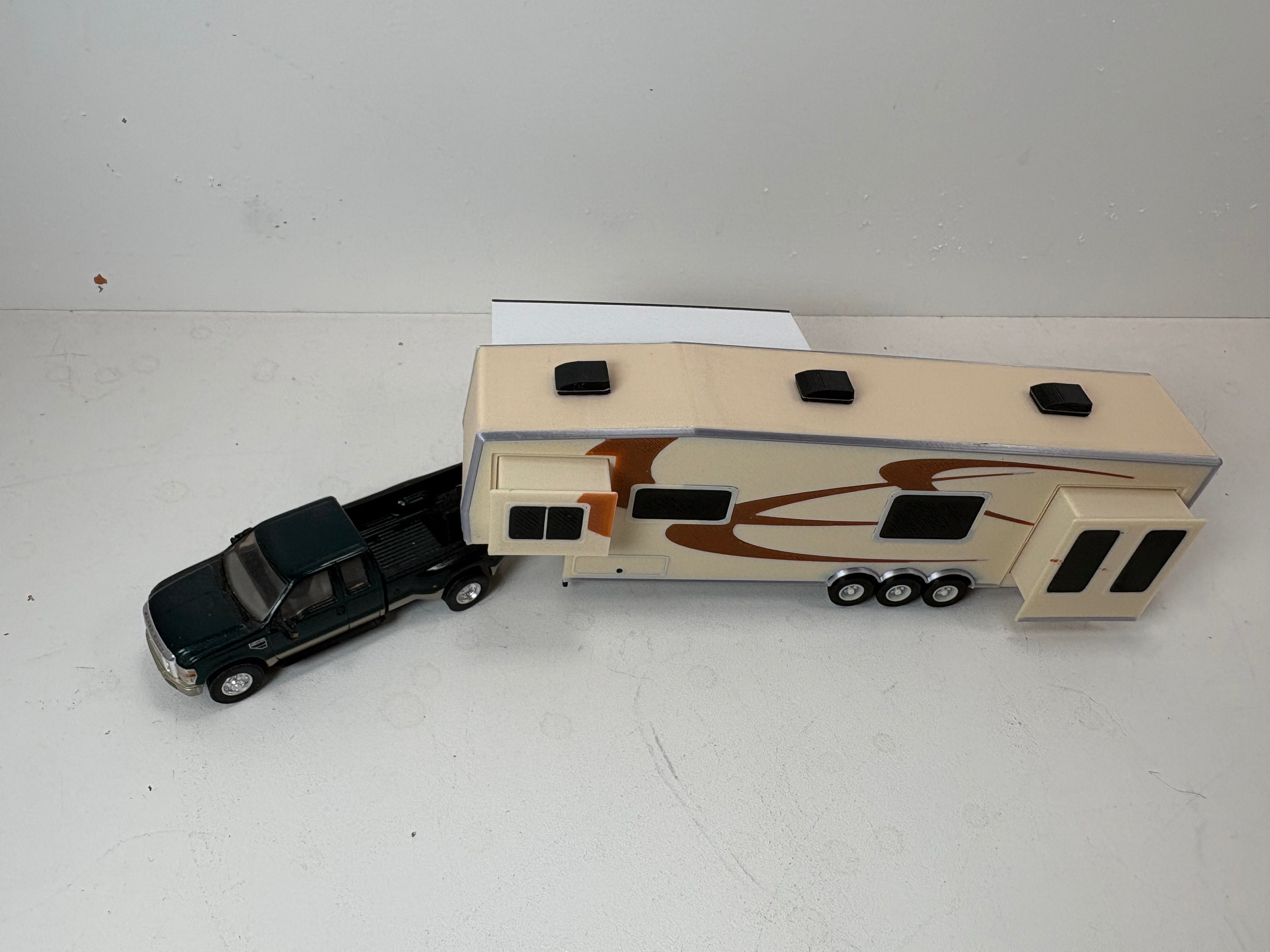 HO Scale 5th Wheel Camper Trailer Kit (tan in color)