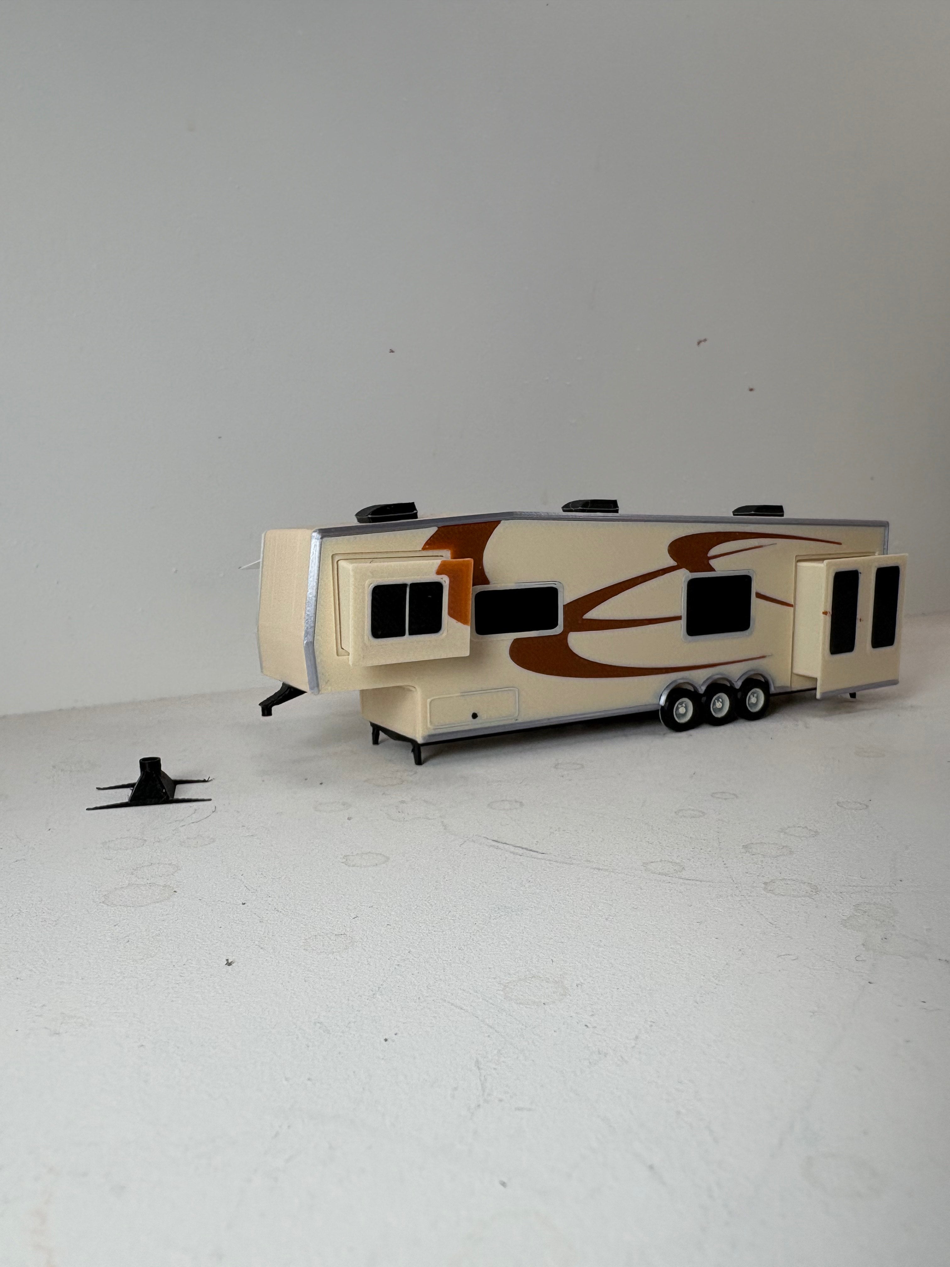 HO Scale 5th Wheel Camper Trailer Kit (tan in color)