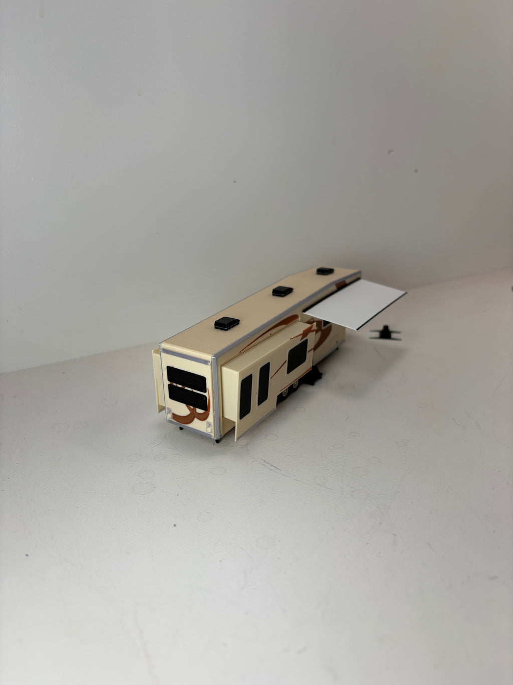 HO Scale 5th Wheel Camper Trailer Kit (tan in color)
