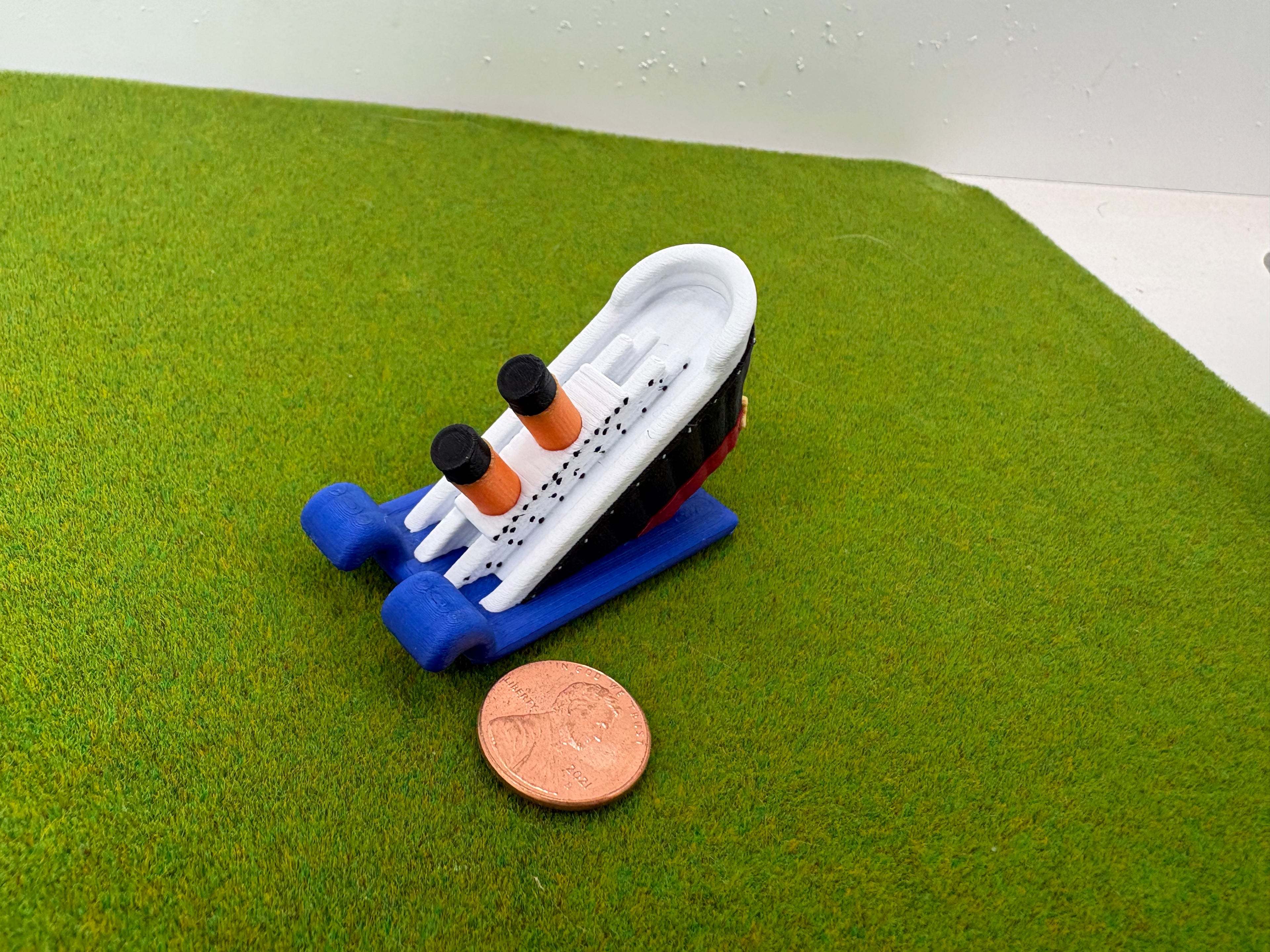 N Scale Titanic Inflatable Slide