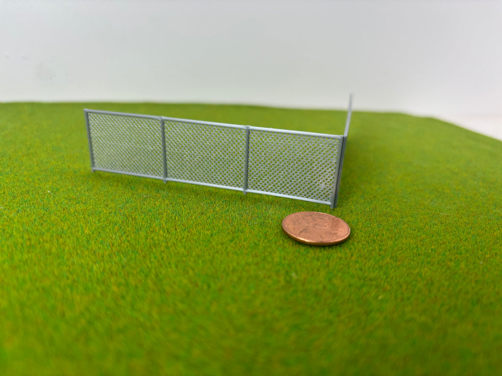 HO Scale chain link fence & gates (3.5"x1") (4 pack - 2 fence & 2 gates or 4 fence)