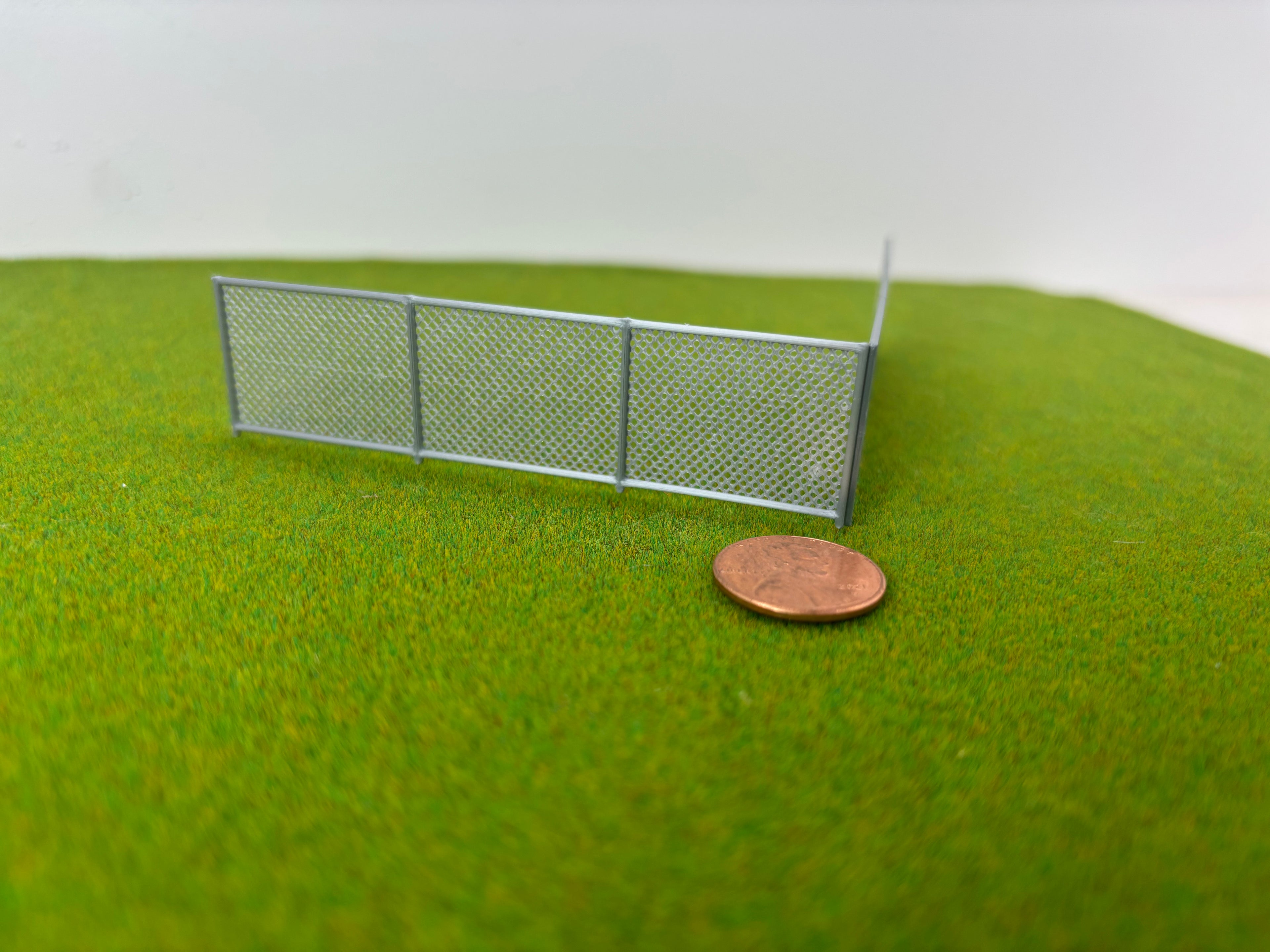HO Scale chain link fence & gates (3.5"x1") (4 pack - 2 fence & 2 gates or 4 fence)