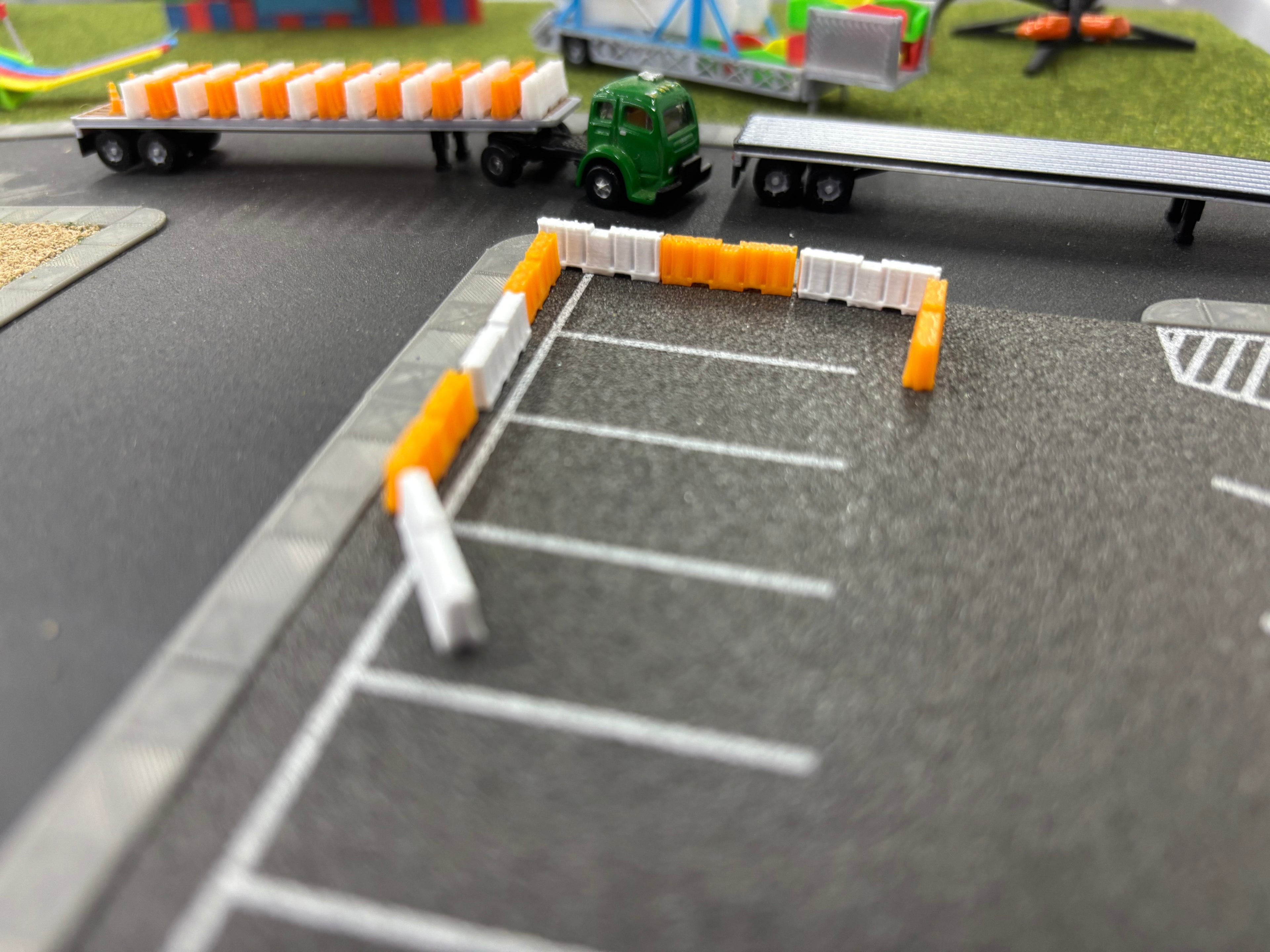 N Scale Construction Barrier (8 pack - 4 white & 4 orange)