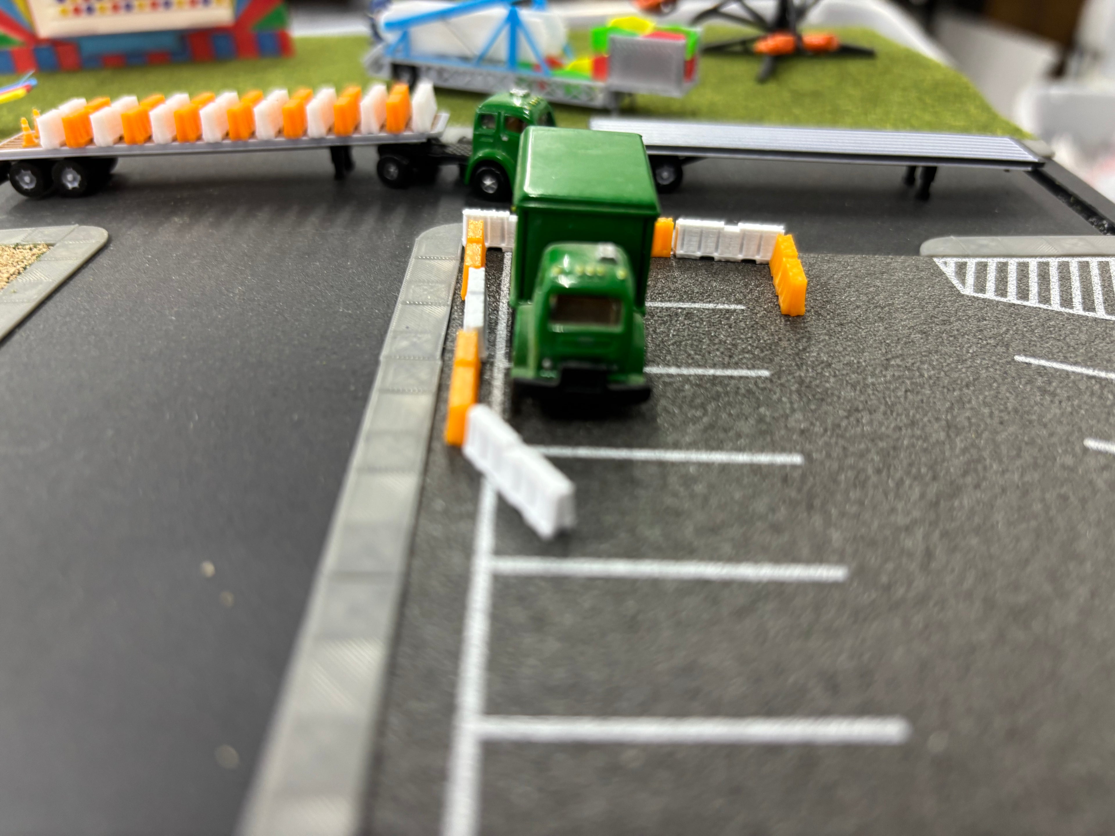 N Scale Construction Barrier (8 pack - 4 white & 4 orange)