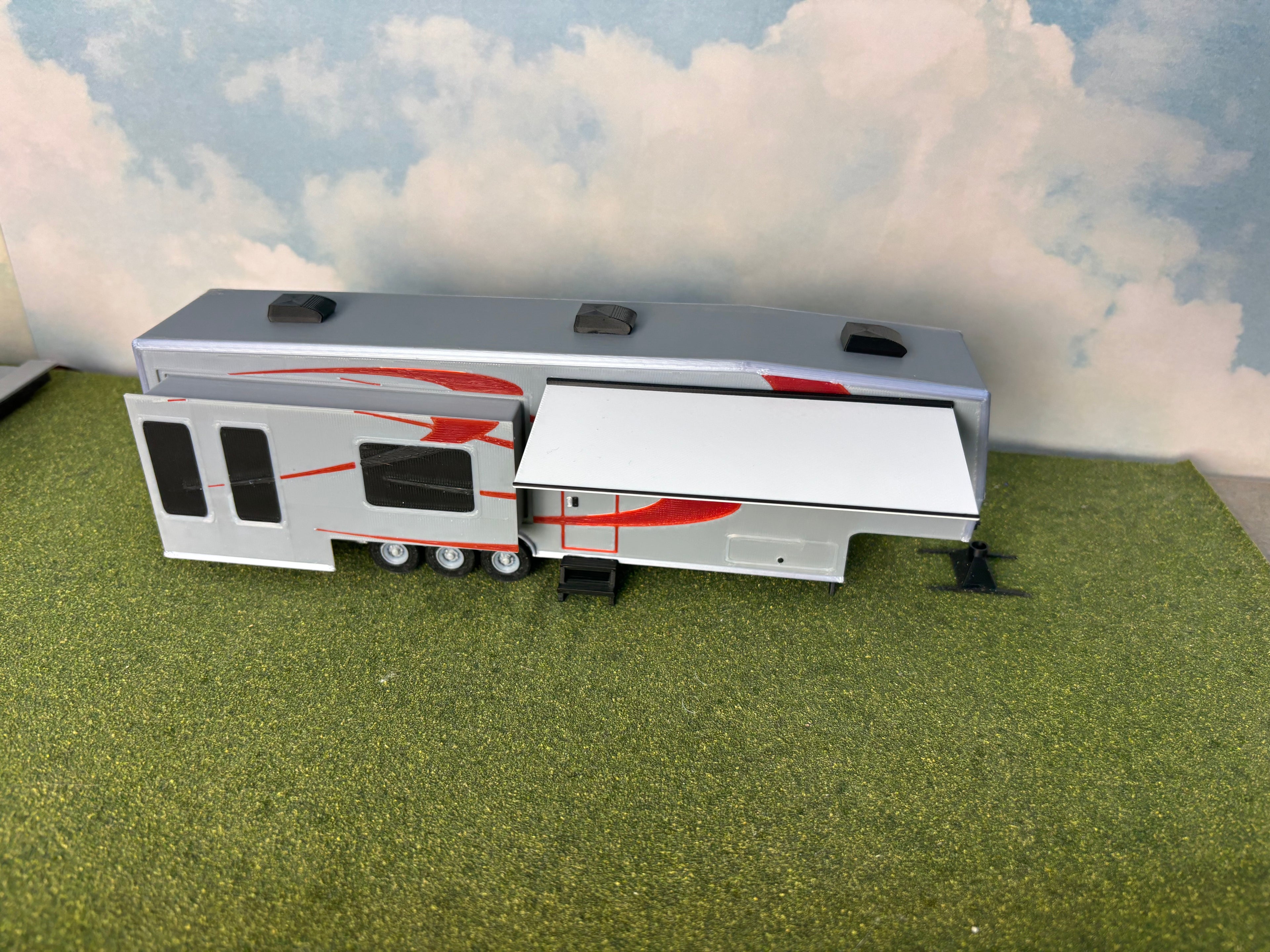 1/48 Scale 5th Wheel Camper Trailer (gray with red in color)