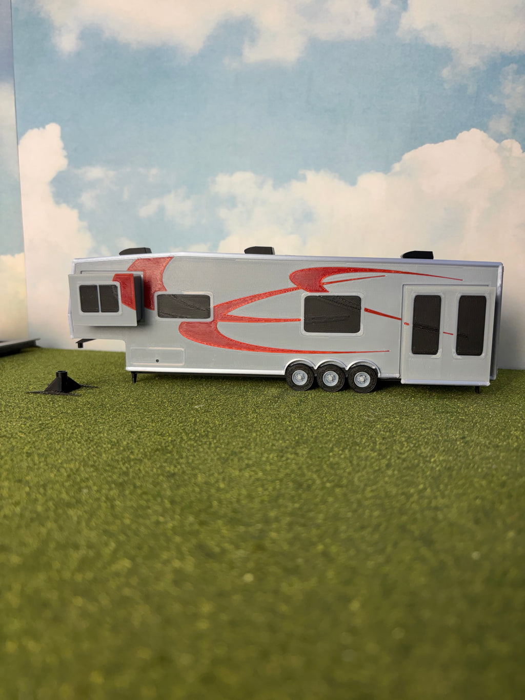 1/48 Scale 5th Wheel Camper Trailer (gray with red in color)