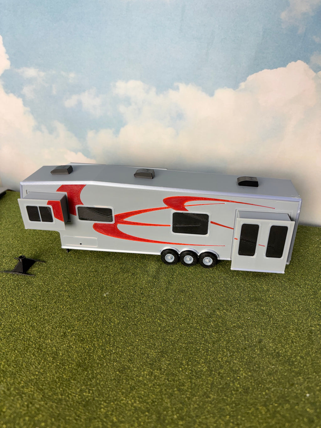 1/48 Scale 5th Wheel Camper Trailer (gray with red in color)