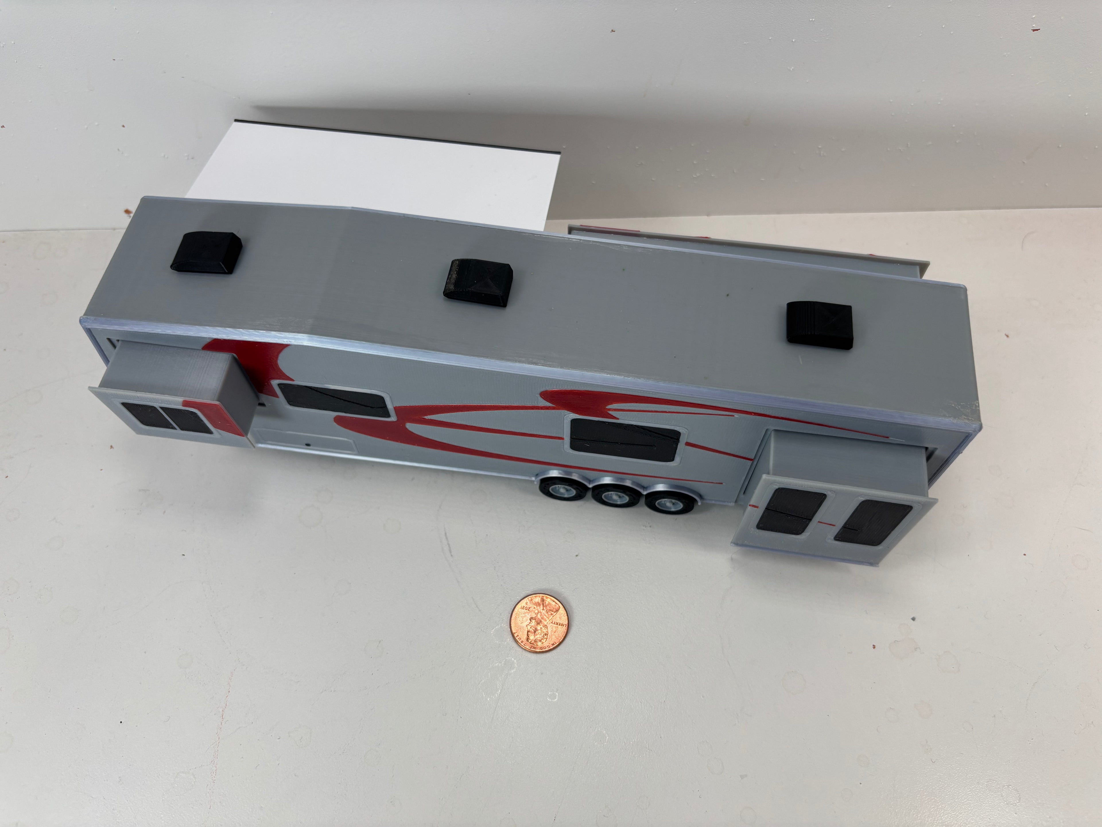 1/48 Scale 5th Wheel Camper Trailer (gray with red in color)