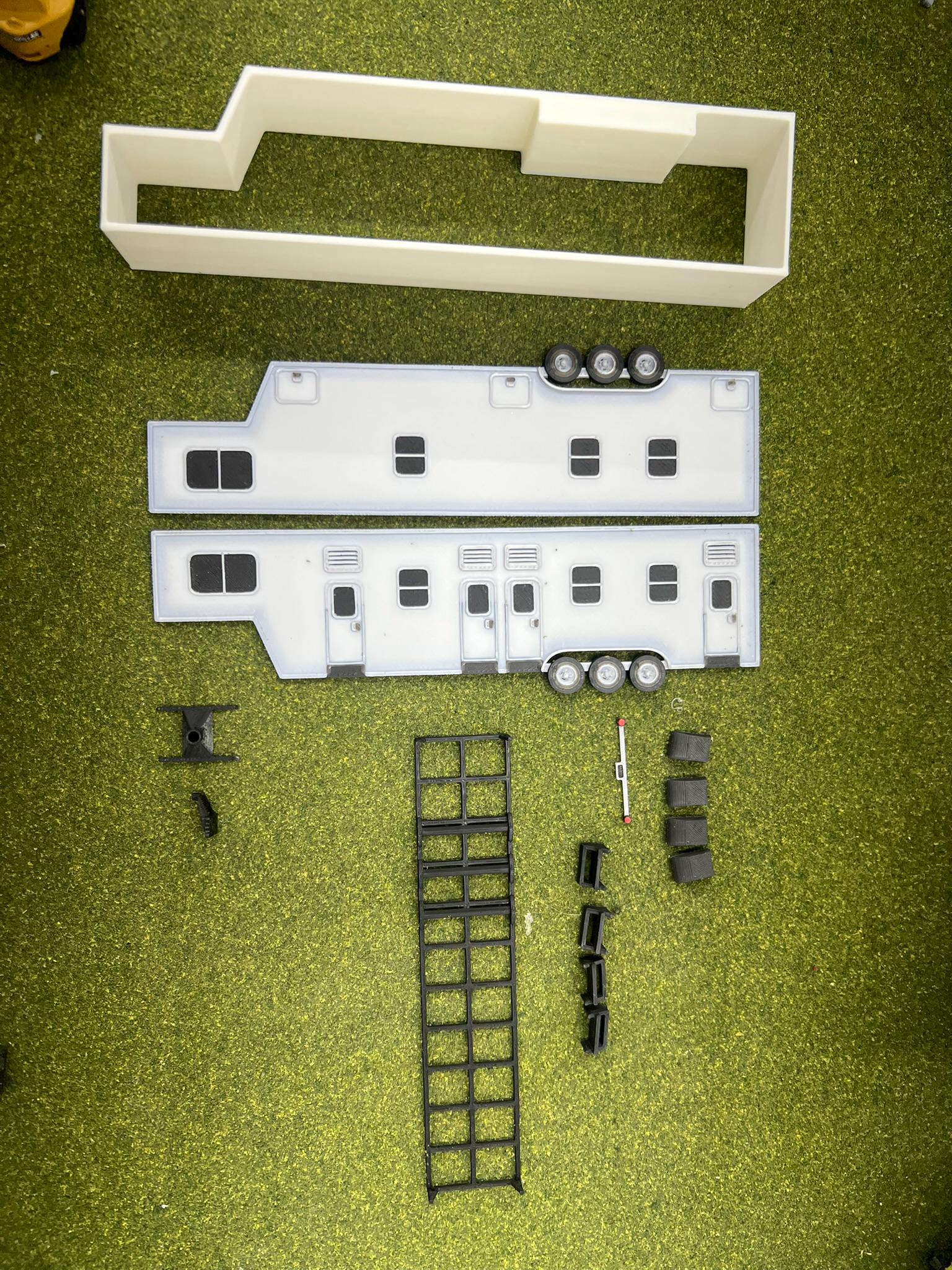 HO Scale 5th Wheel Bunkhouse Trailer