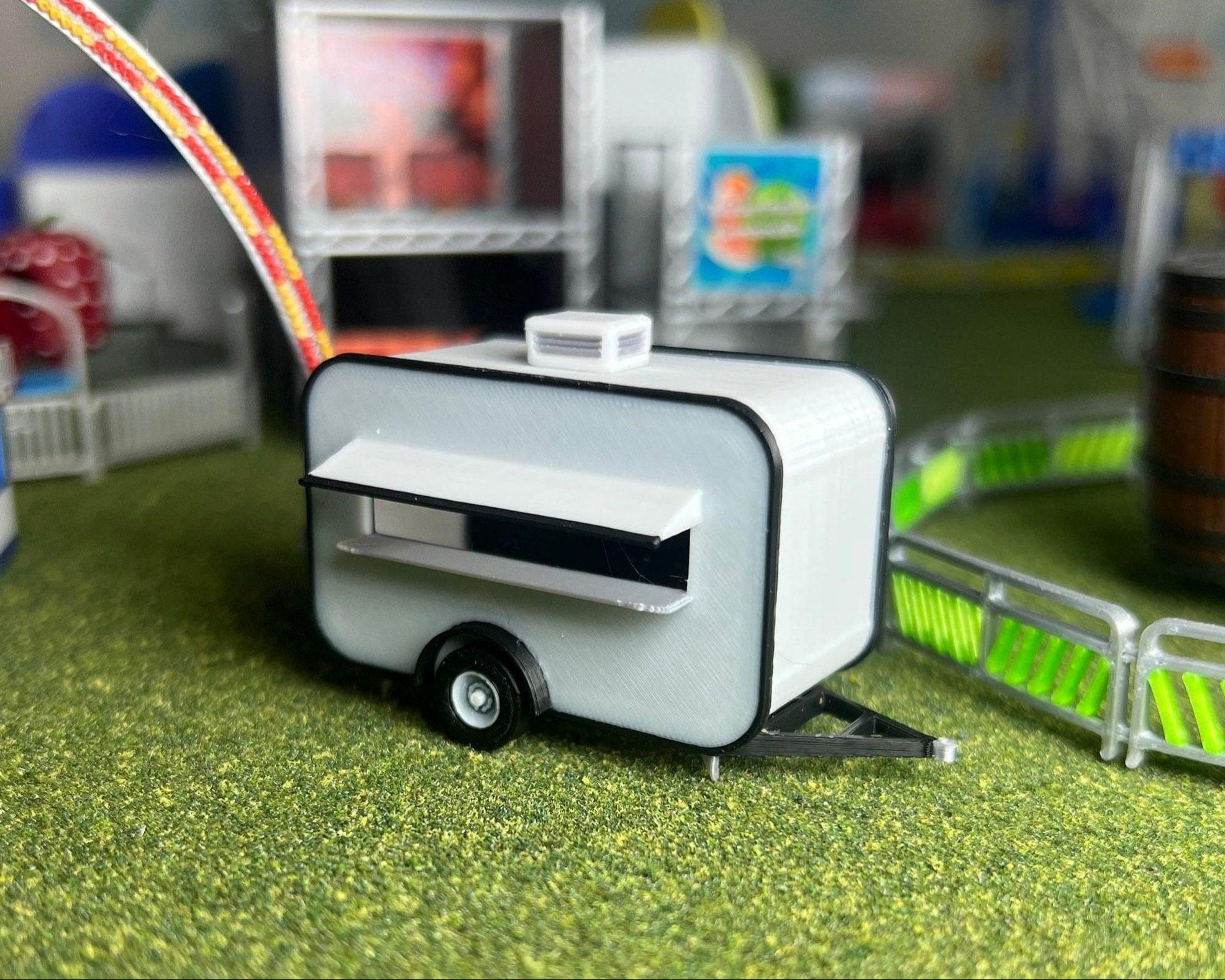 HO Scale Food Vendor Trailer Kit (white)