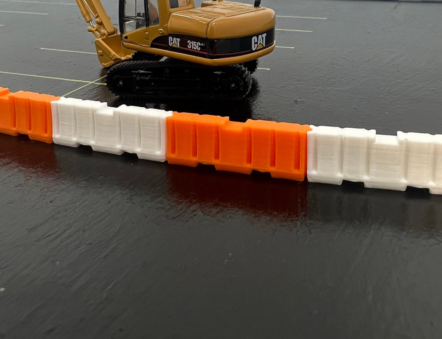 HO Scale Traffic Barrier for Construction Site (4 pack - 2 white & 2 o ...