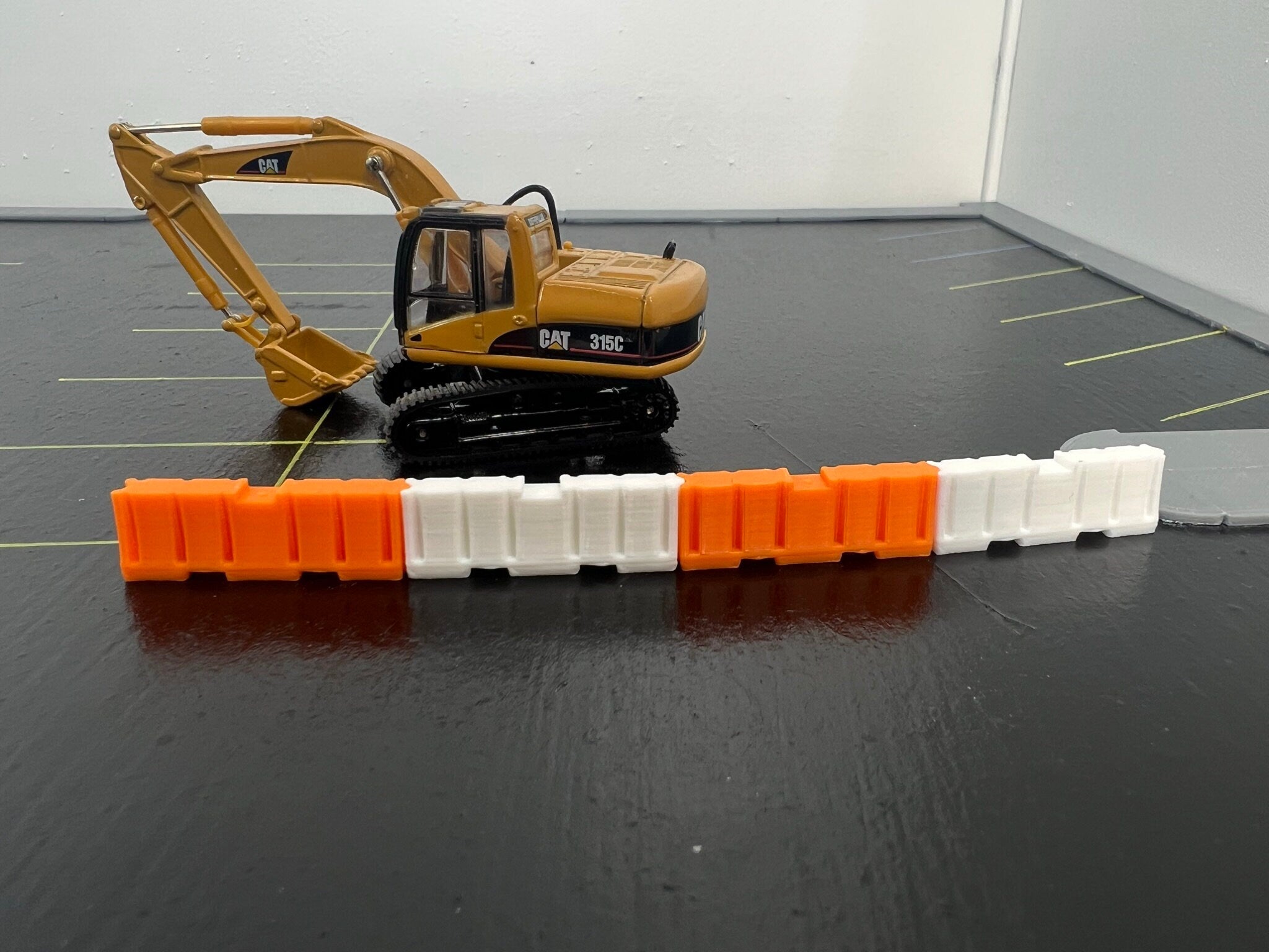 HO Scale Traffic Barrier for Construction Site (4 pack - 2 white & 2 orange)